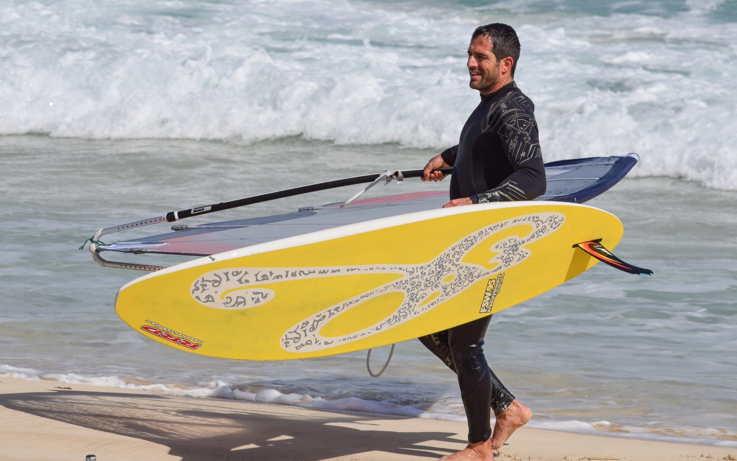 Мужчина серфер с доской на пляже