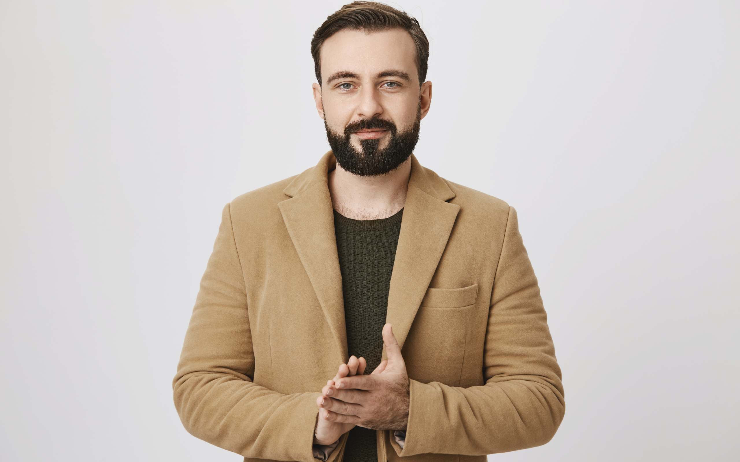 Стильный мужчина в коричневом пиджаке