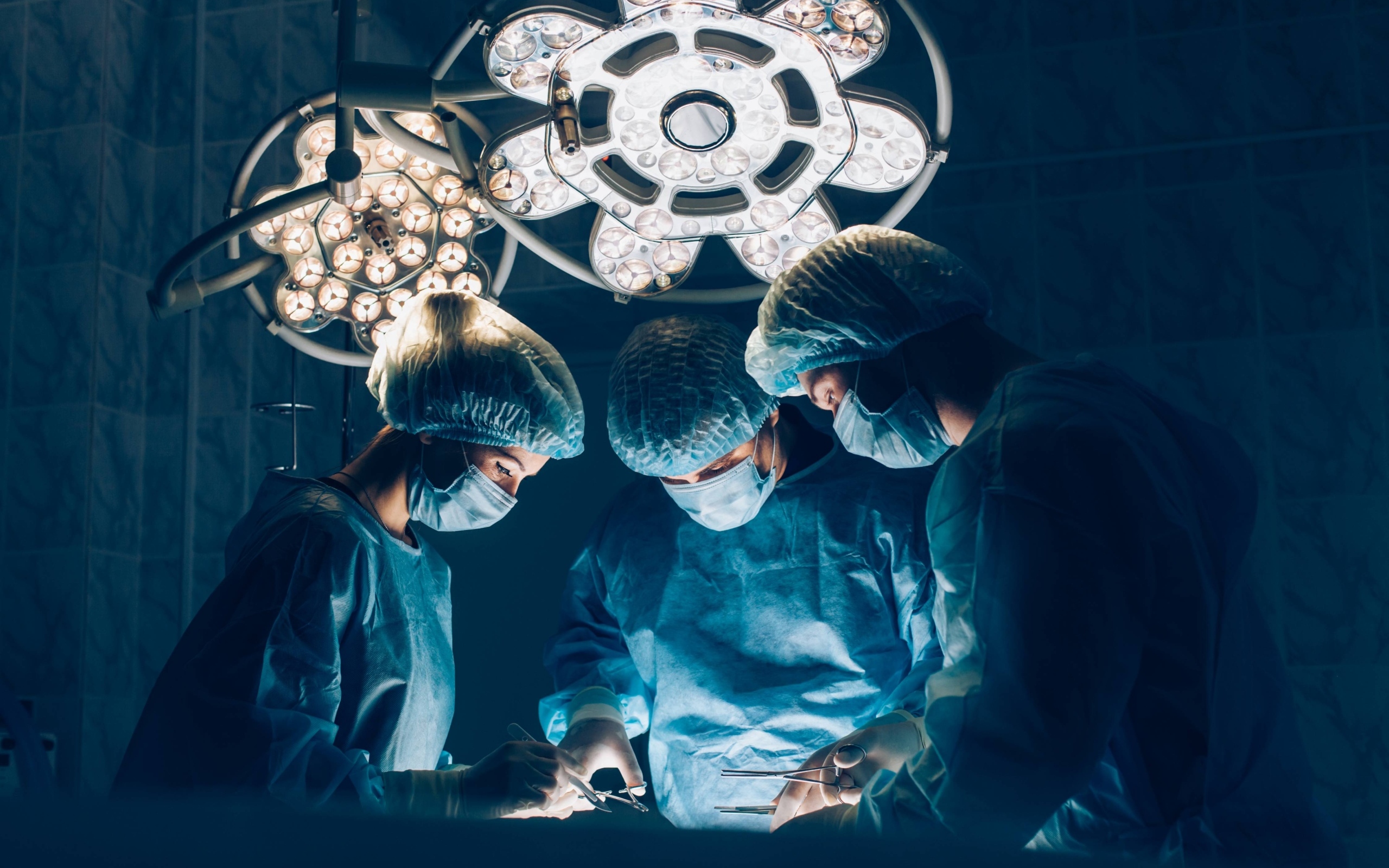 Три врача делают операцию 