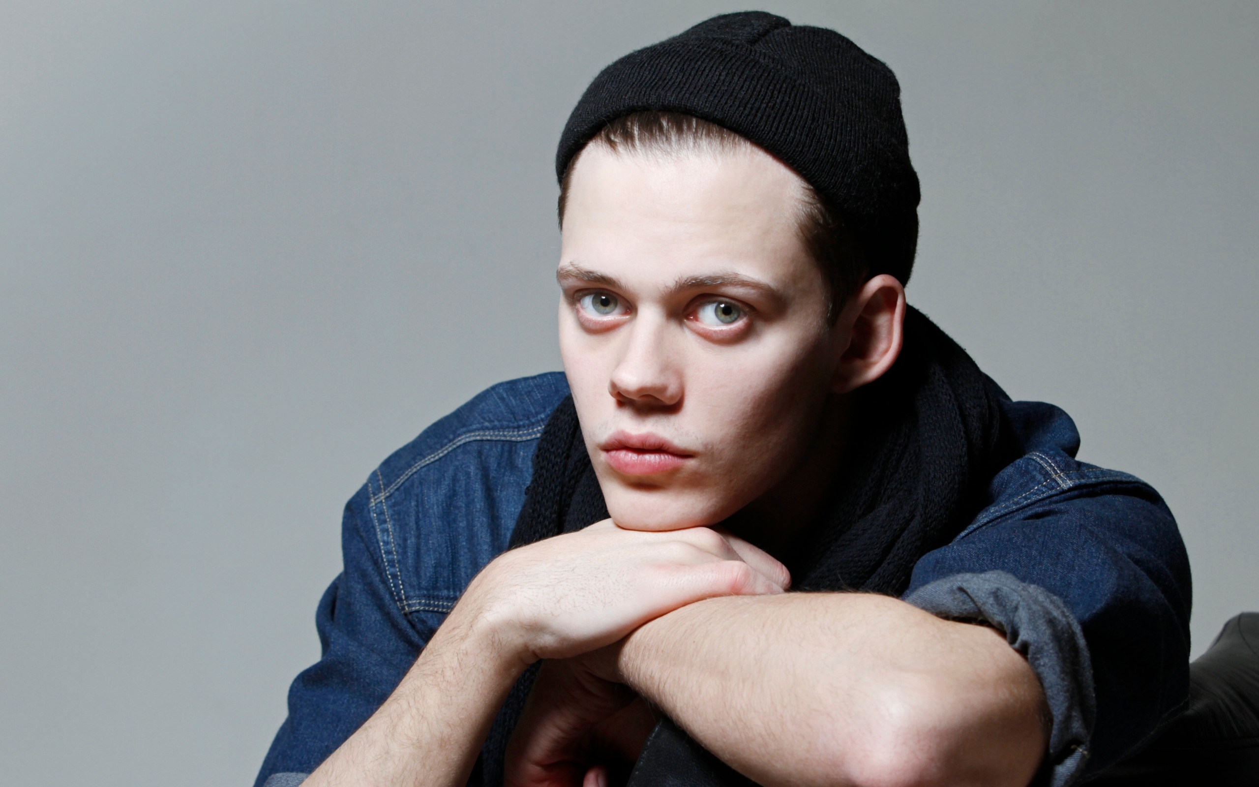 Актер Билл Скарсгард в шапке