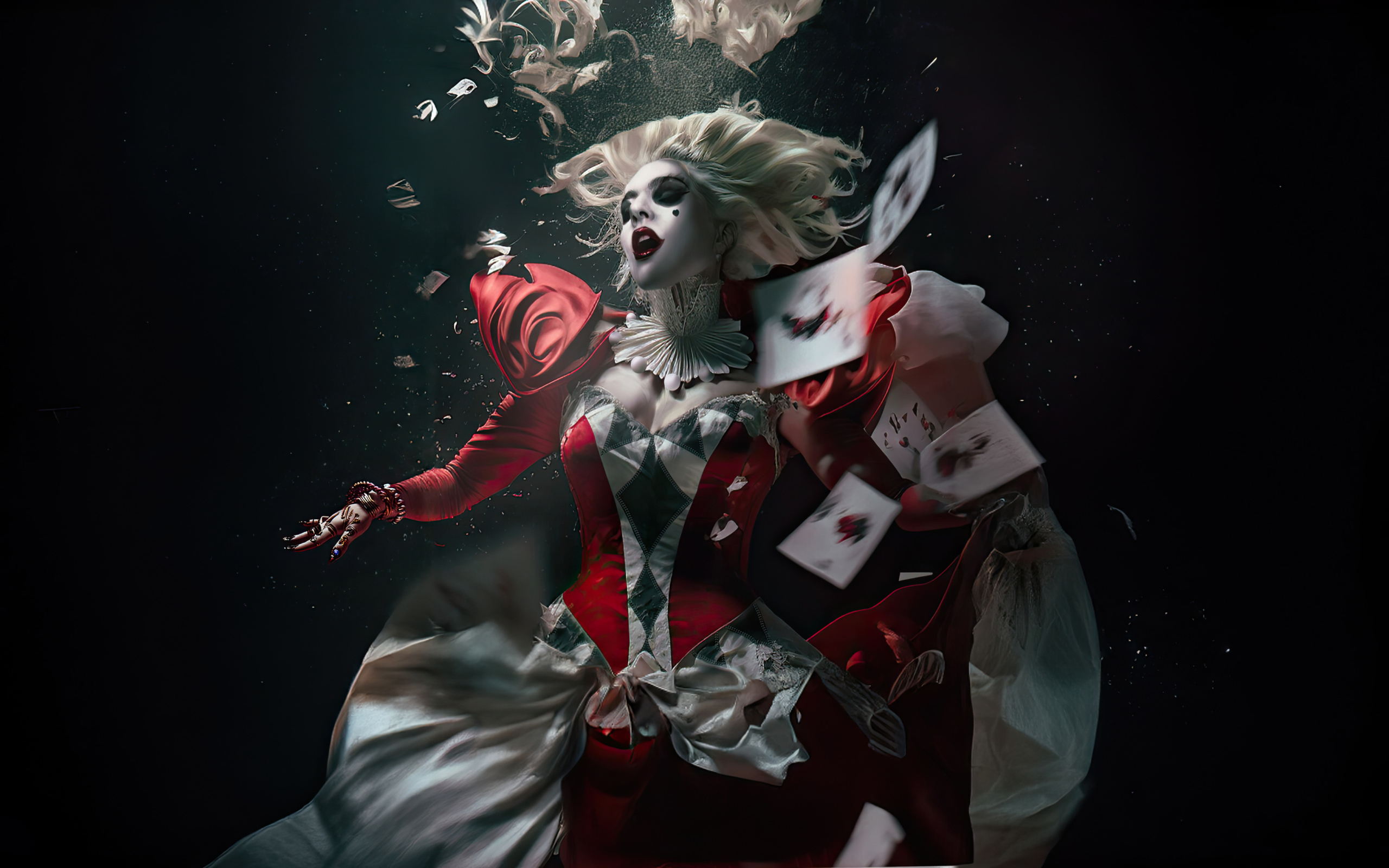 Персонаж Харли Квинн с картами в новом фильме Джокер: Безумие на двоих, 2024