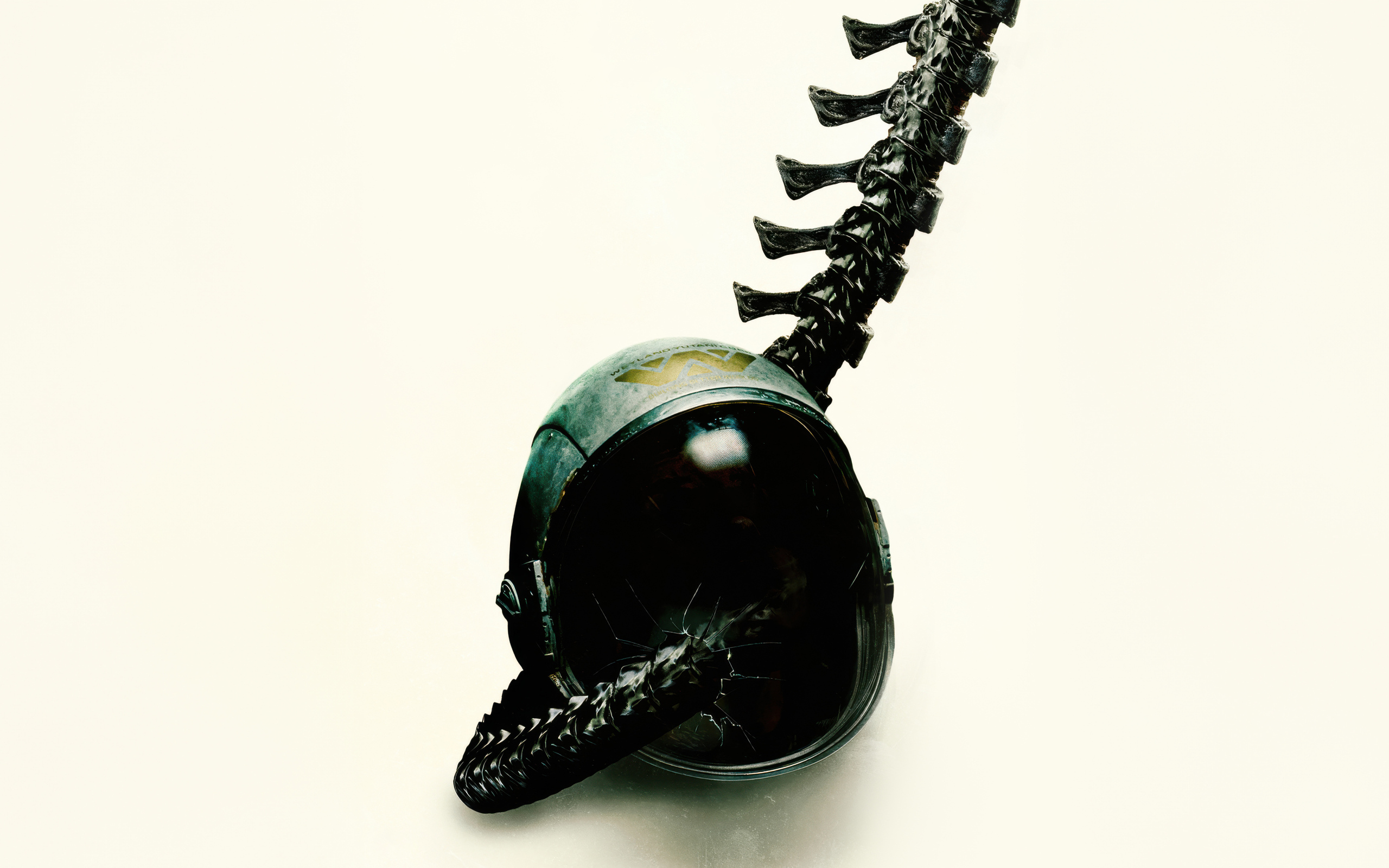 Шлем на белом фоне в фильме Чужой: Ромул, 2024