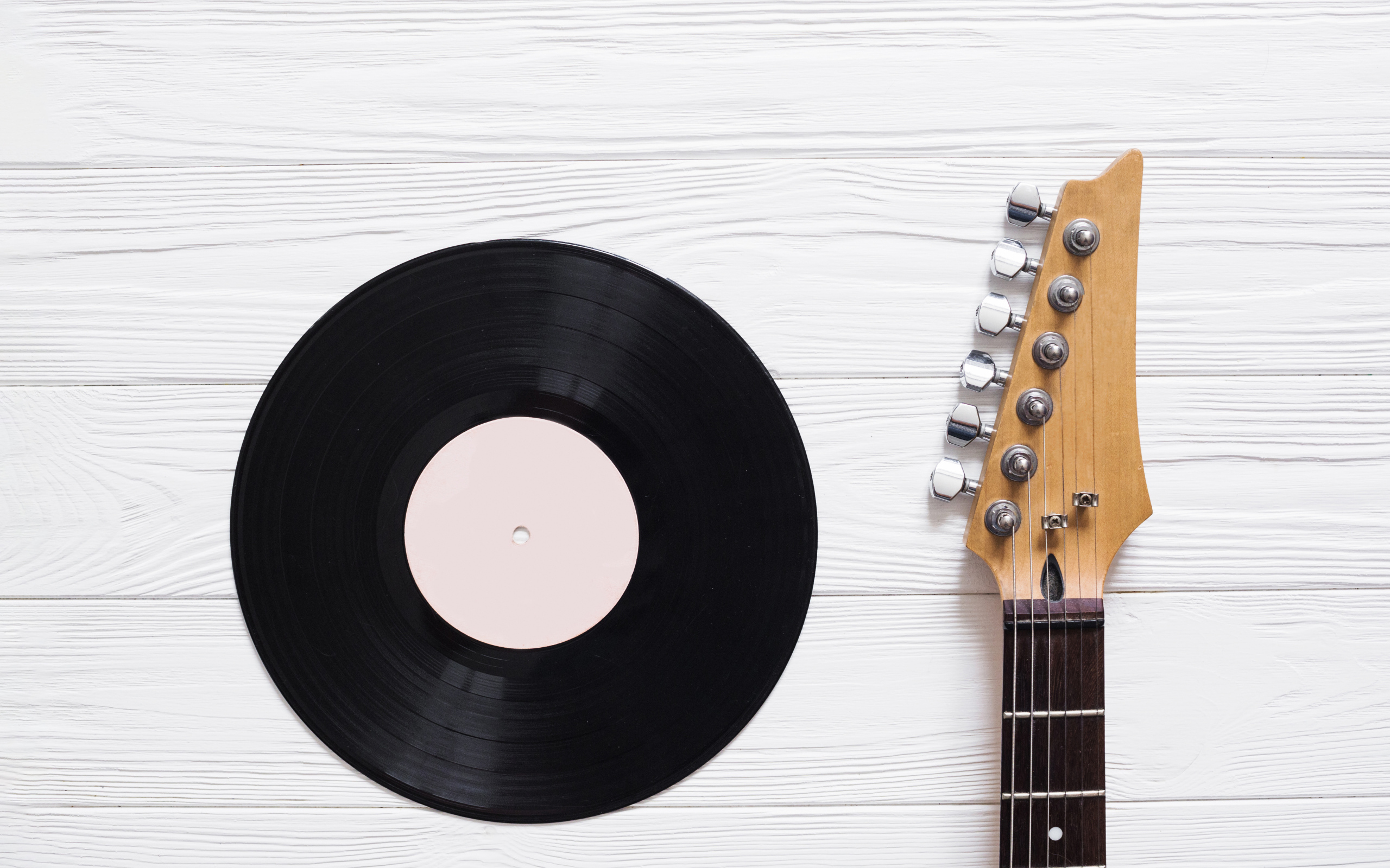 Черная виниловая пластинка и гитара