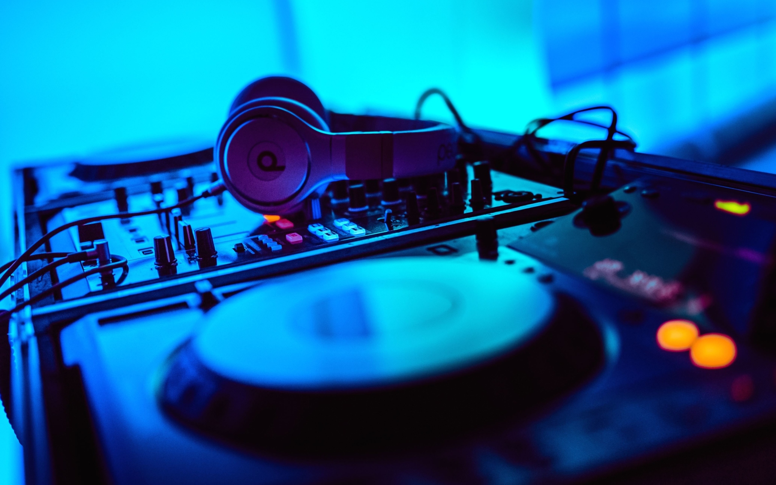Наушники и диджейская установка в клубе