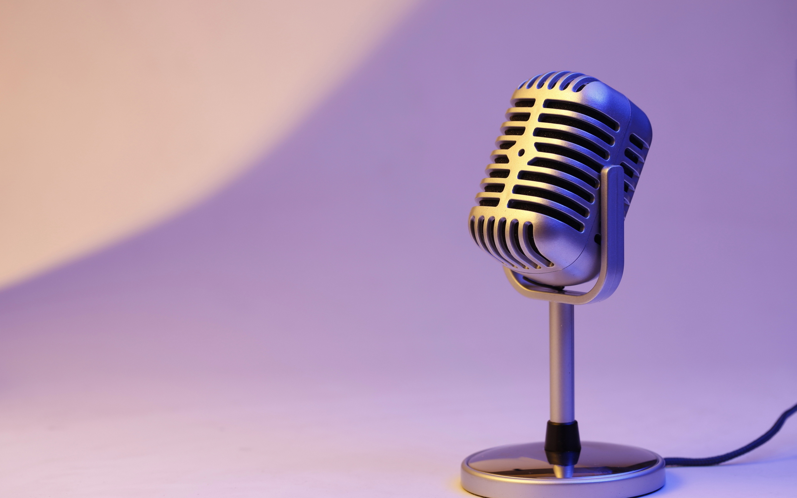 Ретро микрофон на сиреневом фоне