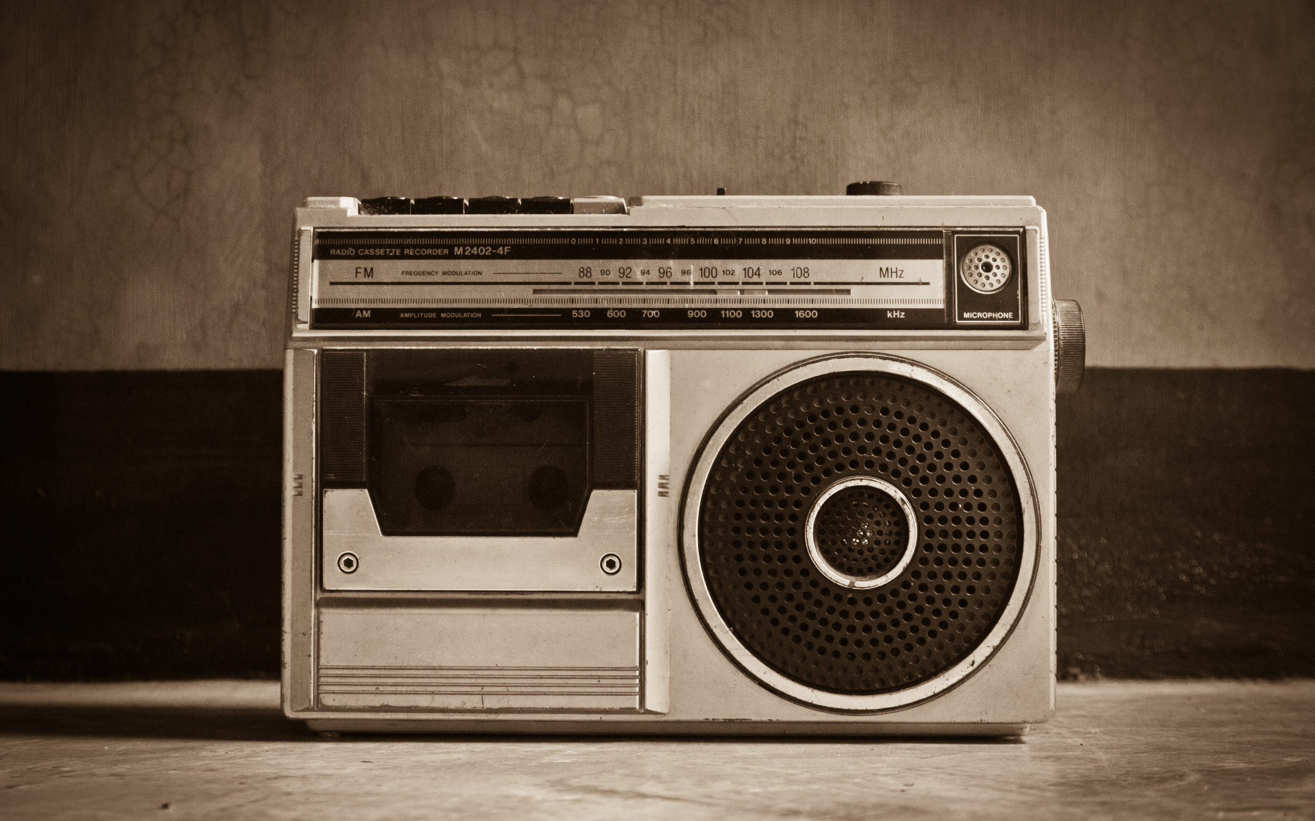 Ретро радио на столе у стены