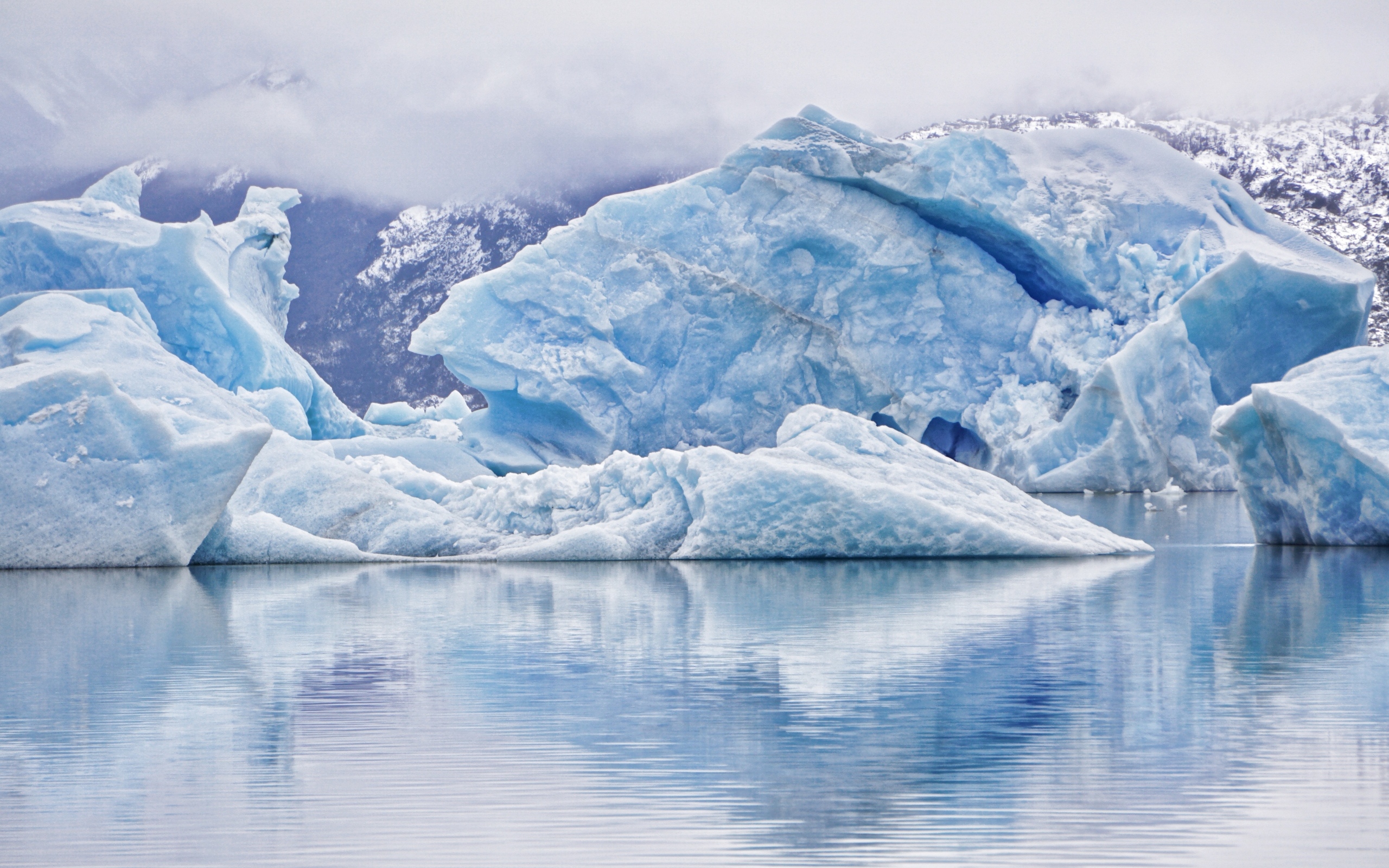 Большой голубой айсберг в воде