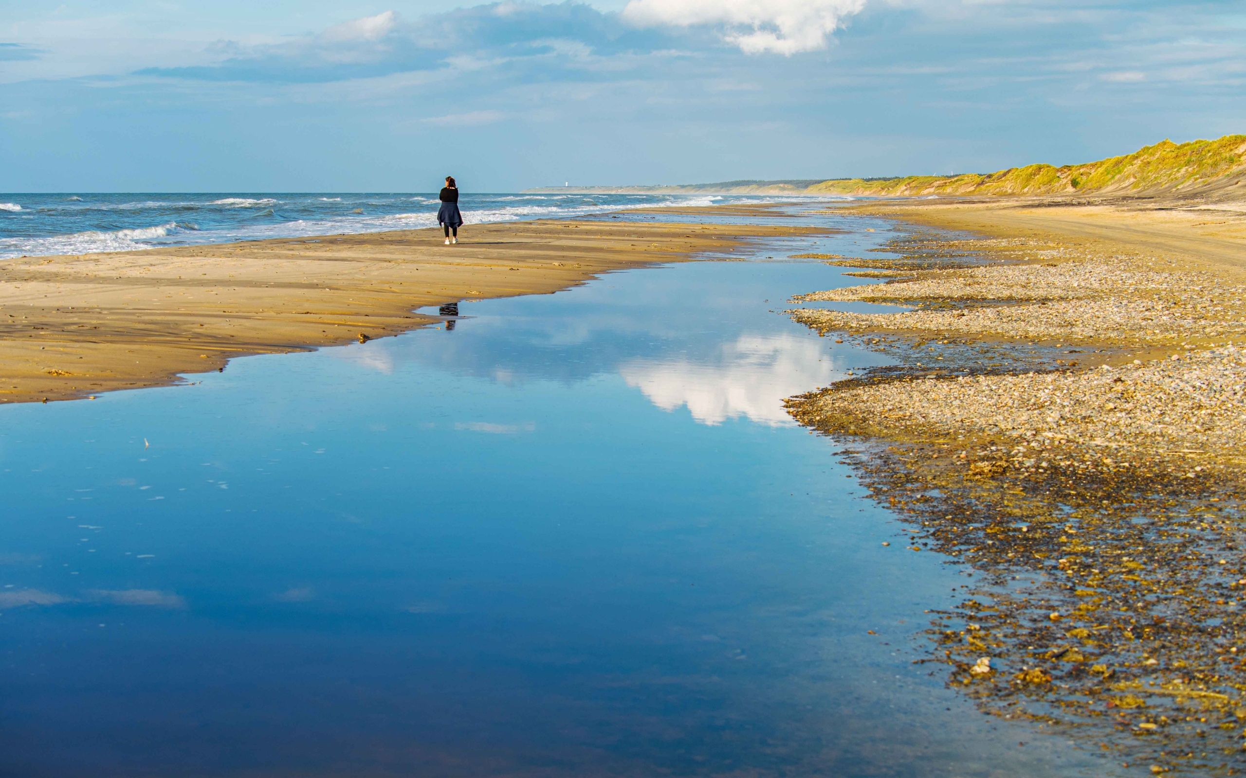 Небо отражается в воде на берегу моря