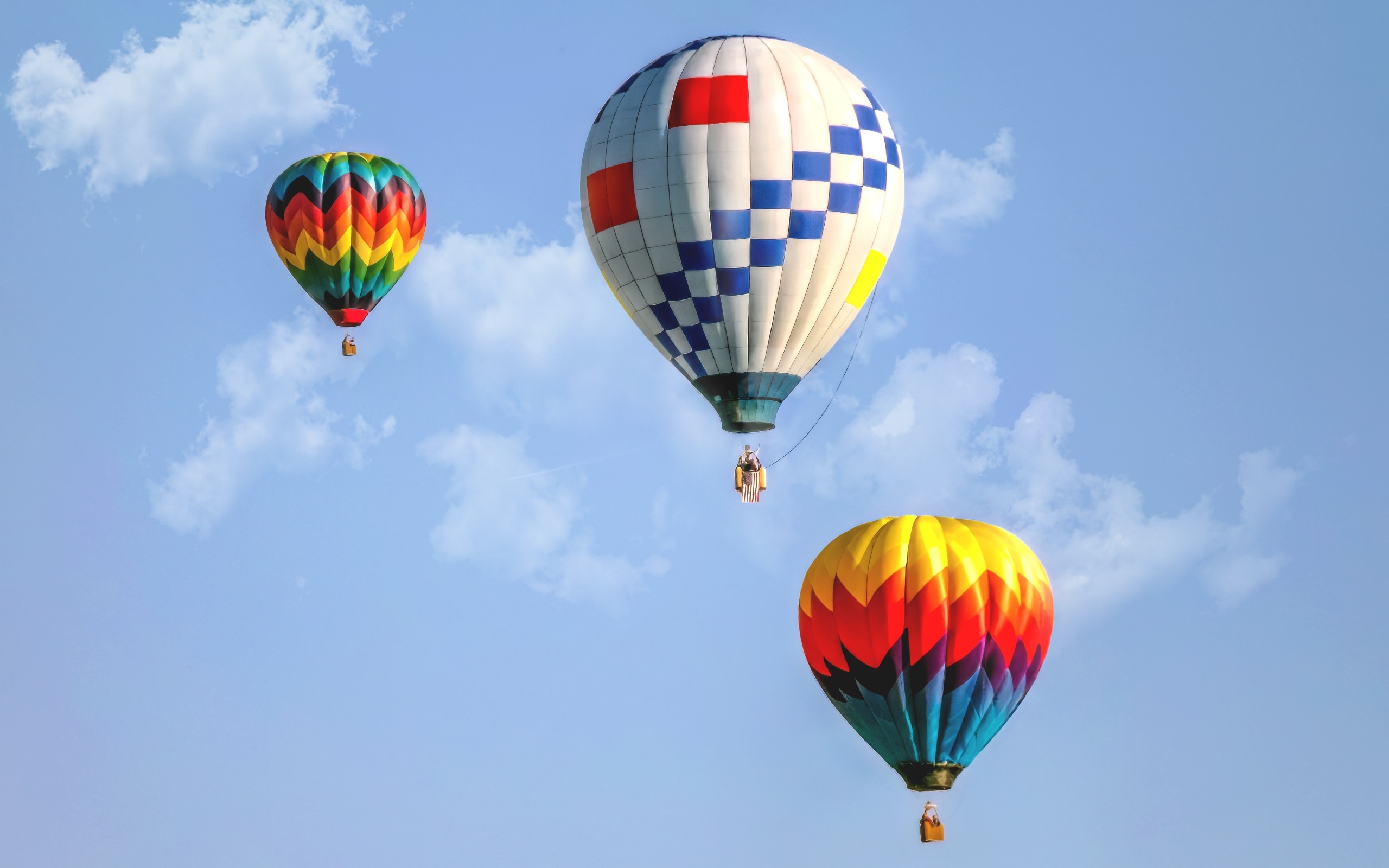 Три воздушных шара в голубом небе