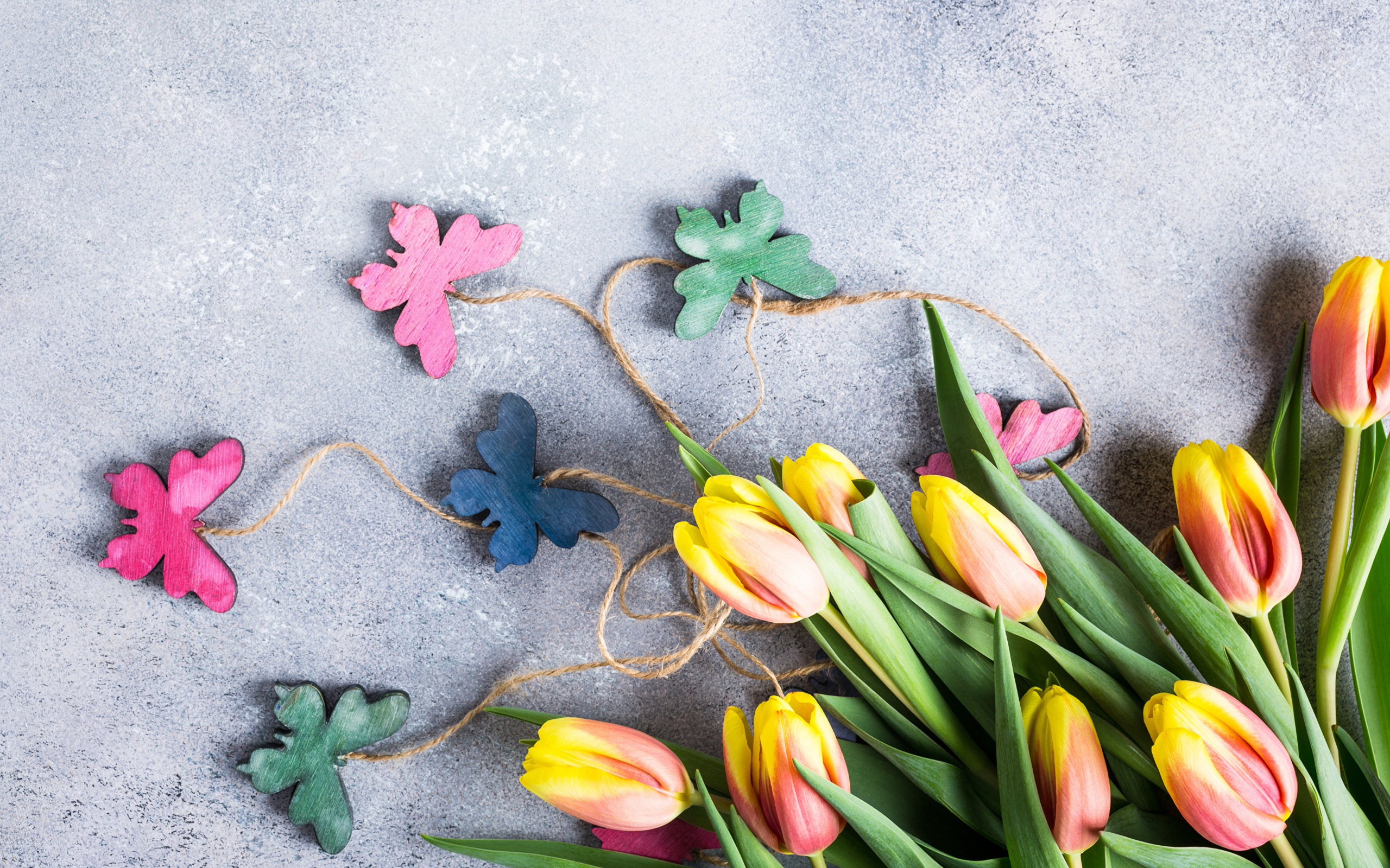 Букет коричневых тюльпанов с бабочками на сером фоне