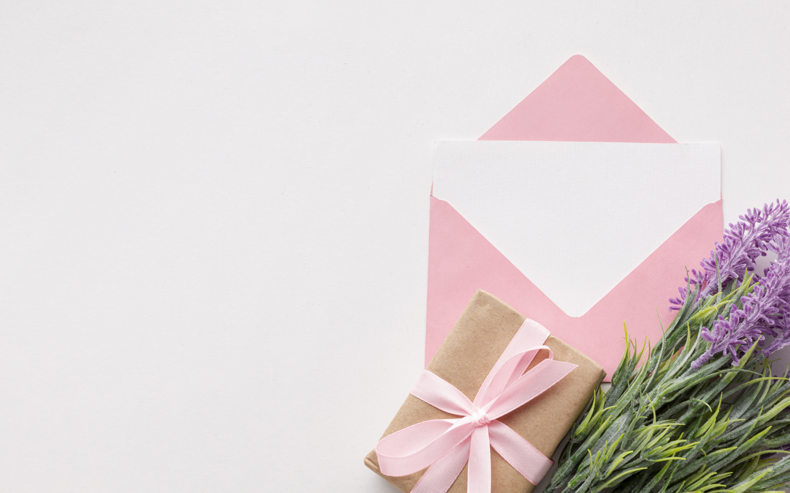 Конверт с цветами и подарком на белом фоне