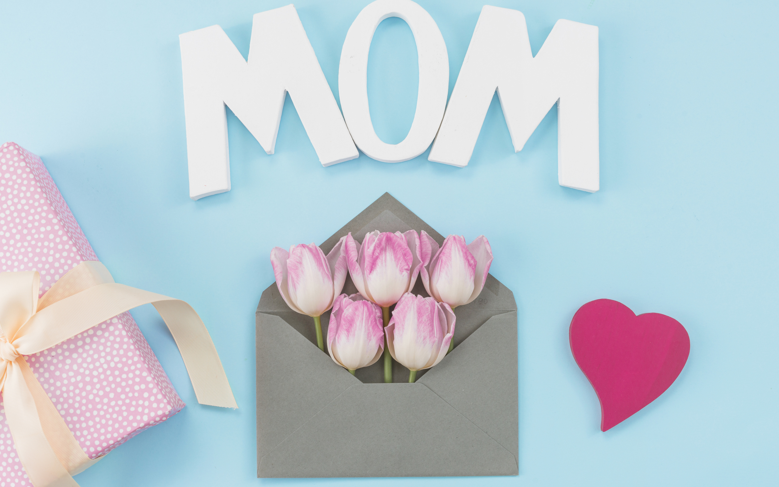 Тюльпаны в конверте на голубом фоне для мамы