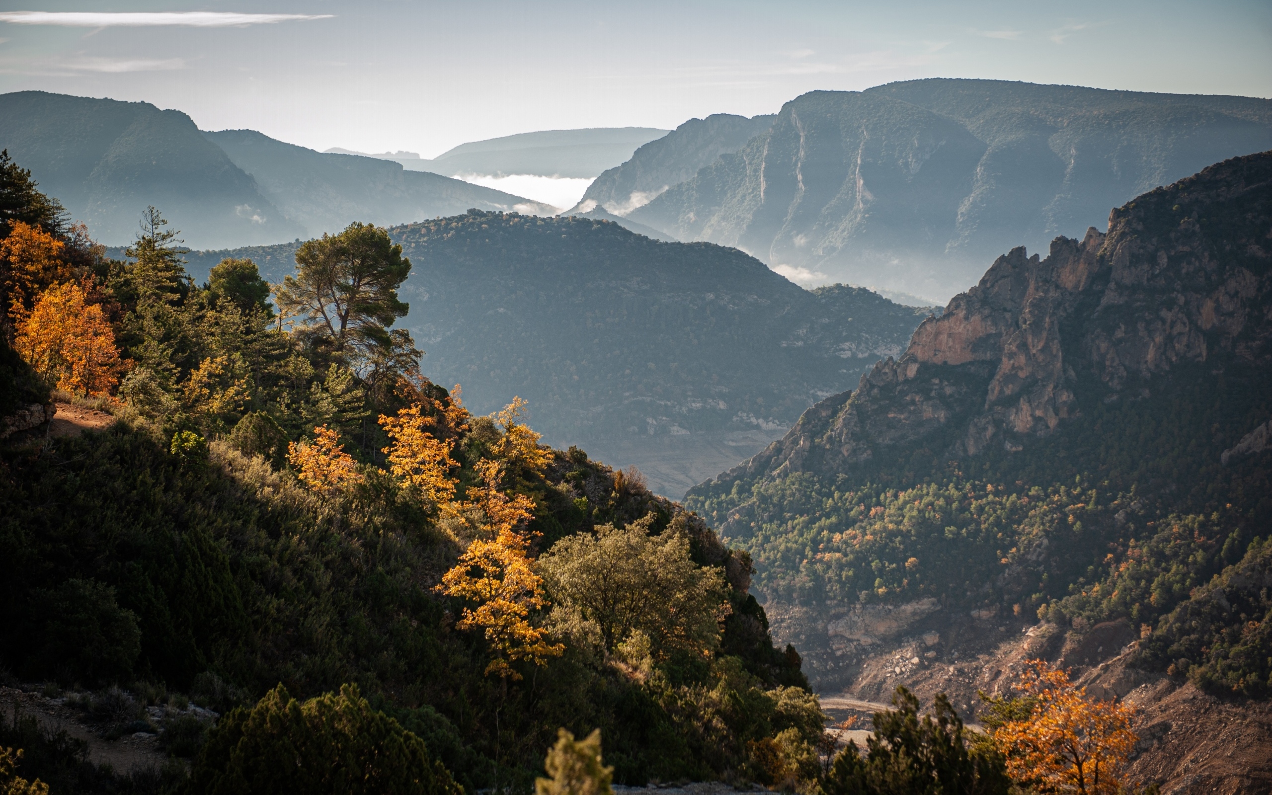 Красивый вид на бескрайний горный горизонт