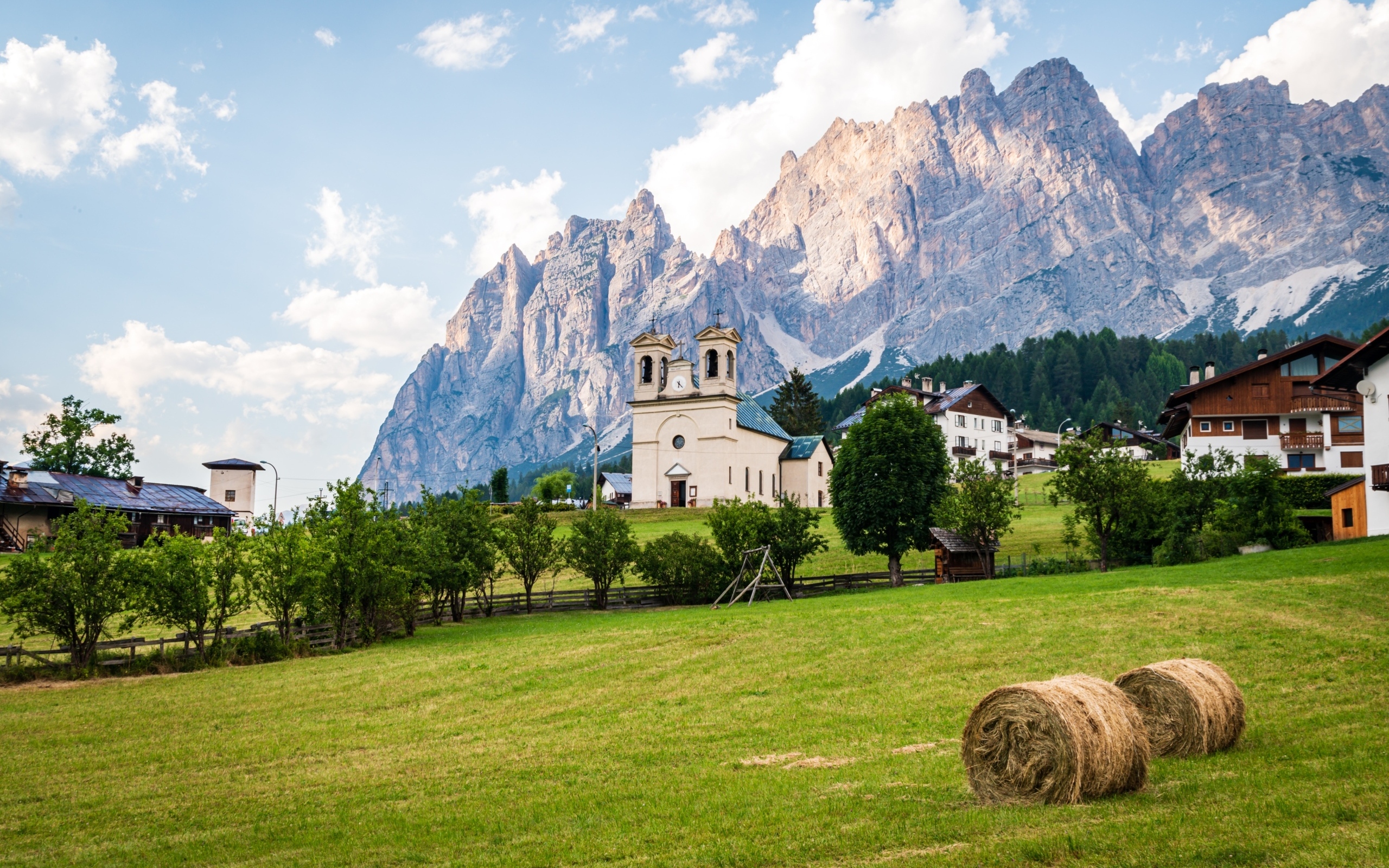 Католическая церковь у горы