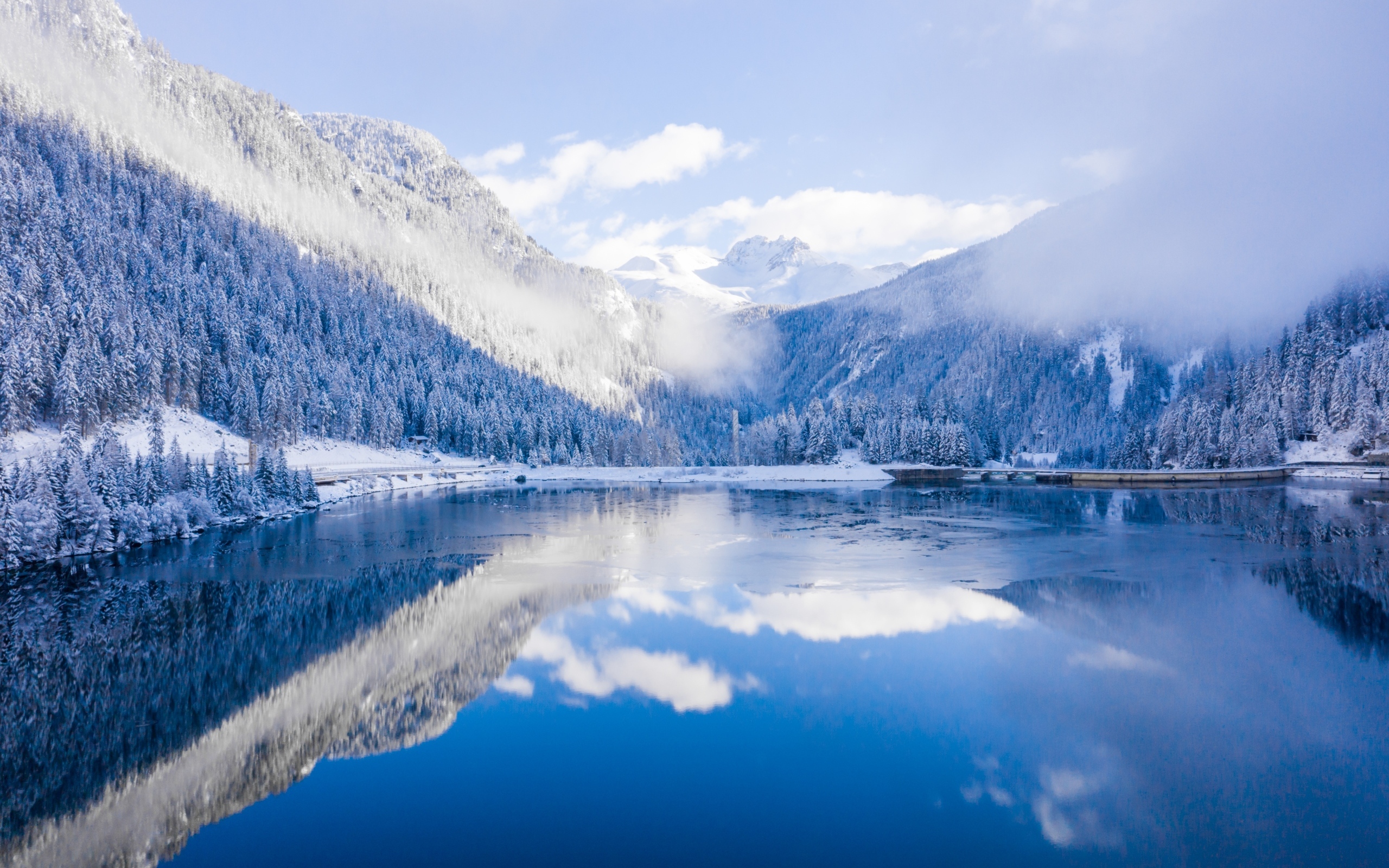 Покрытые снегом горы у покрытого льдом озера