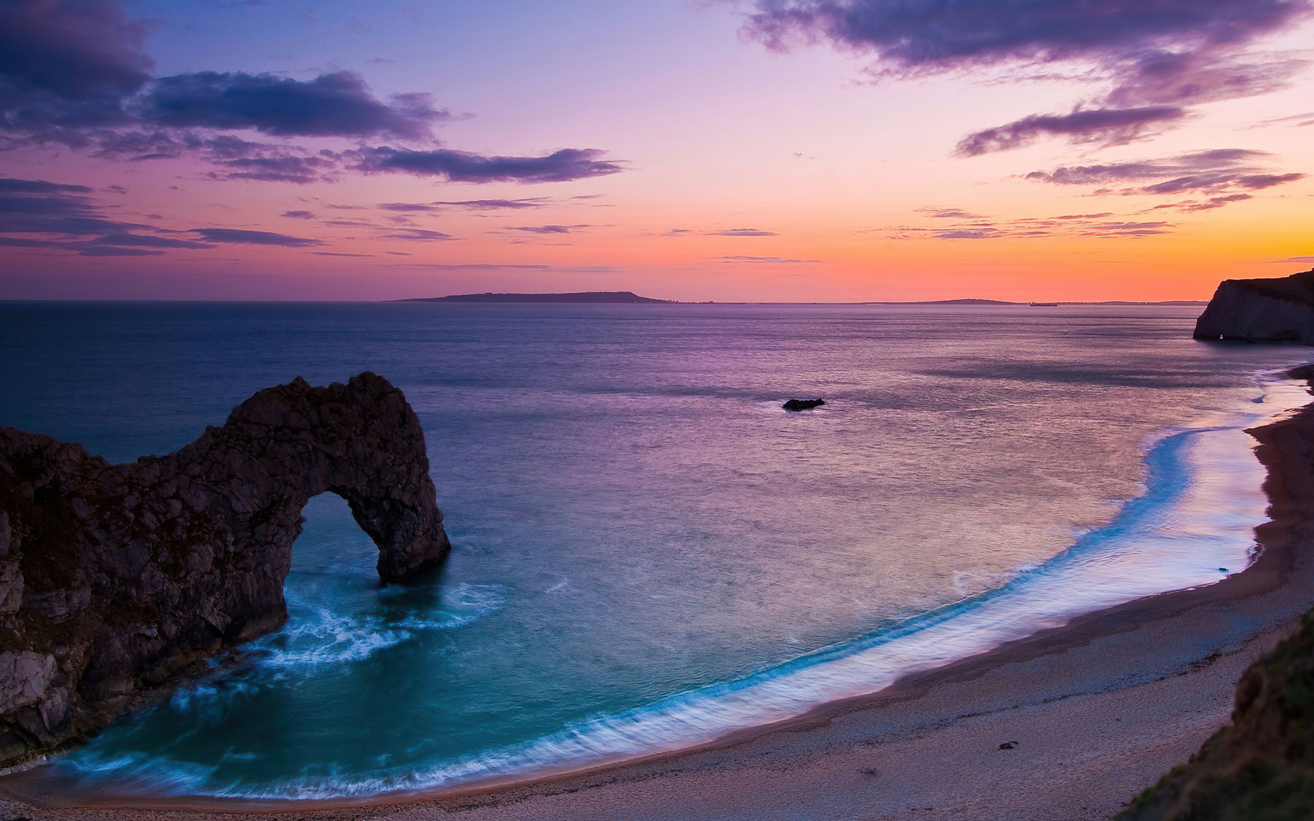 Красивый вид на берегу моря и арку в скале под красивым небом 