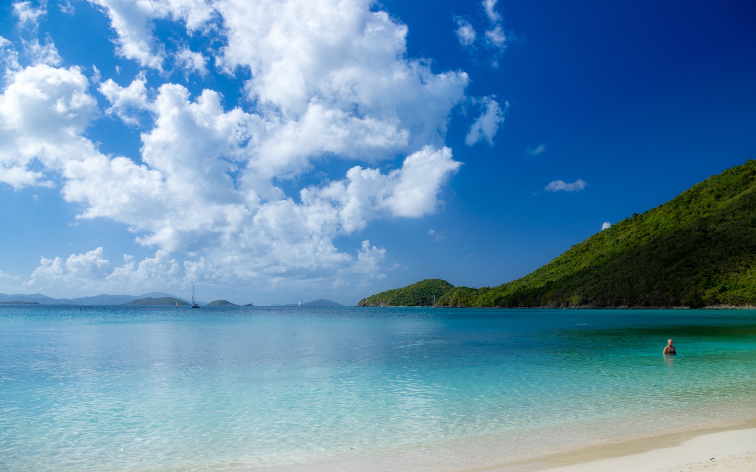 Большое белое облако над голубым океаном