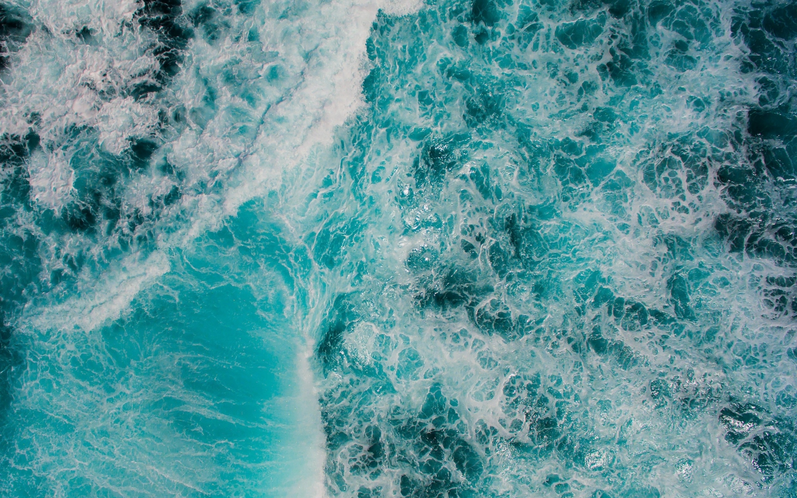 Бушующая голубая вода океана вид сверху