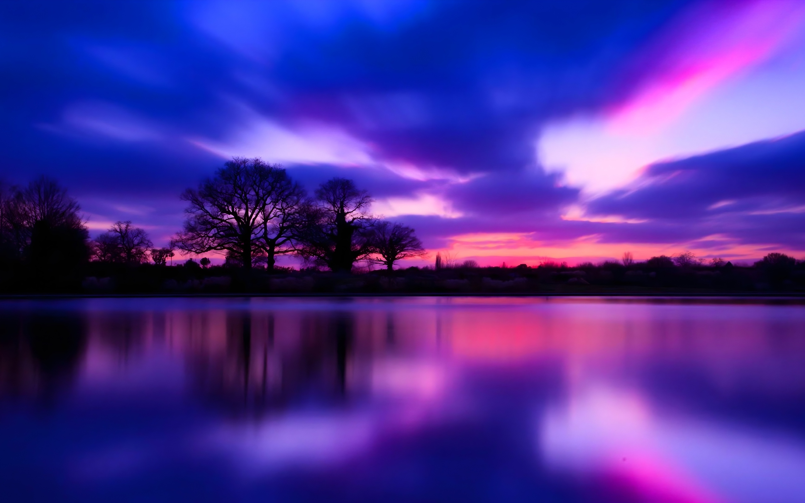 Красивый фиолетовый закат над озером