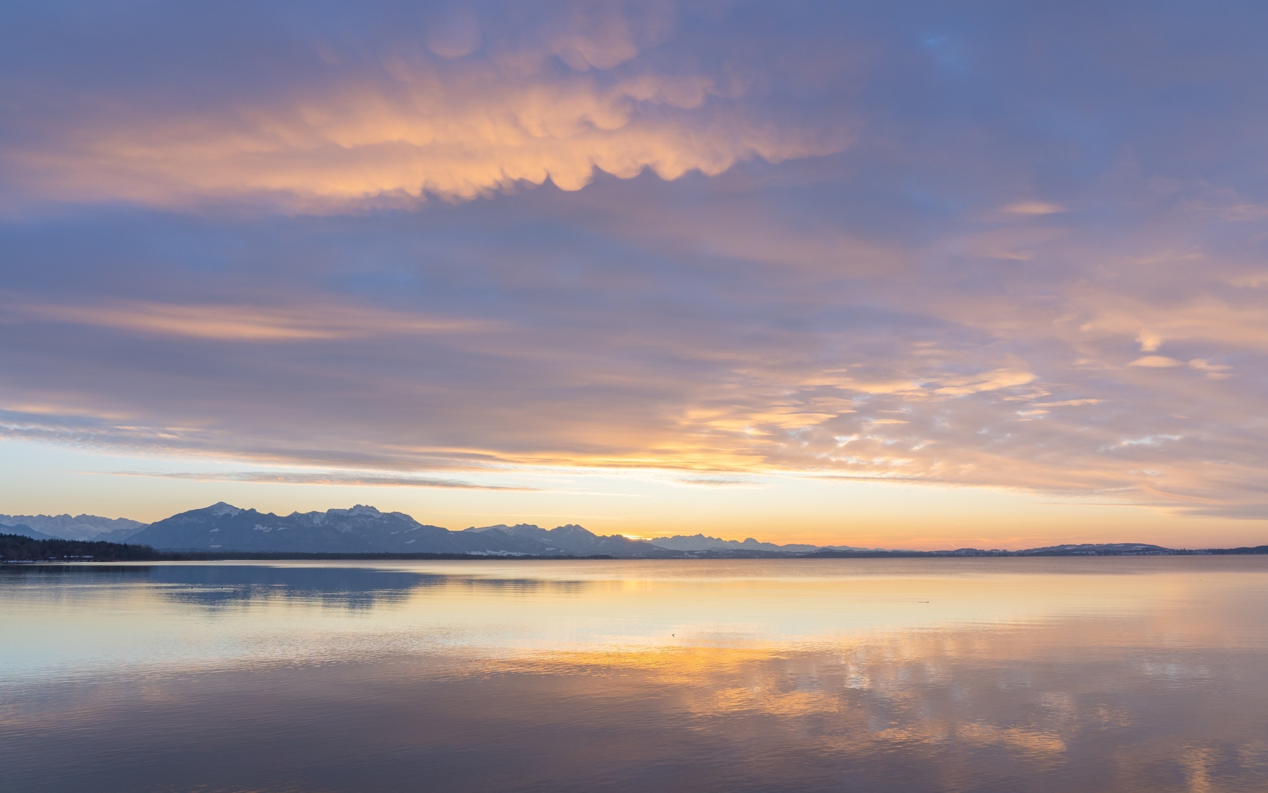 Красивый рассвет над озером в небе летом