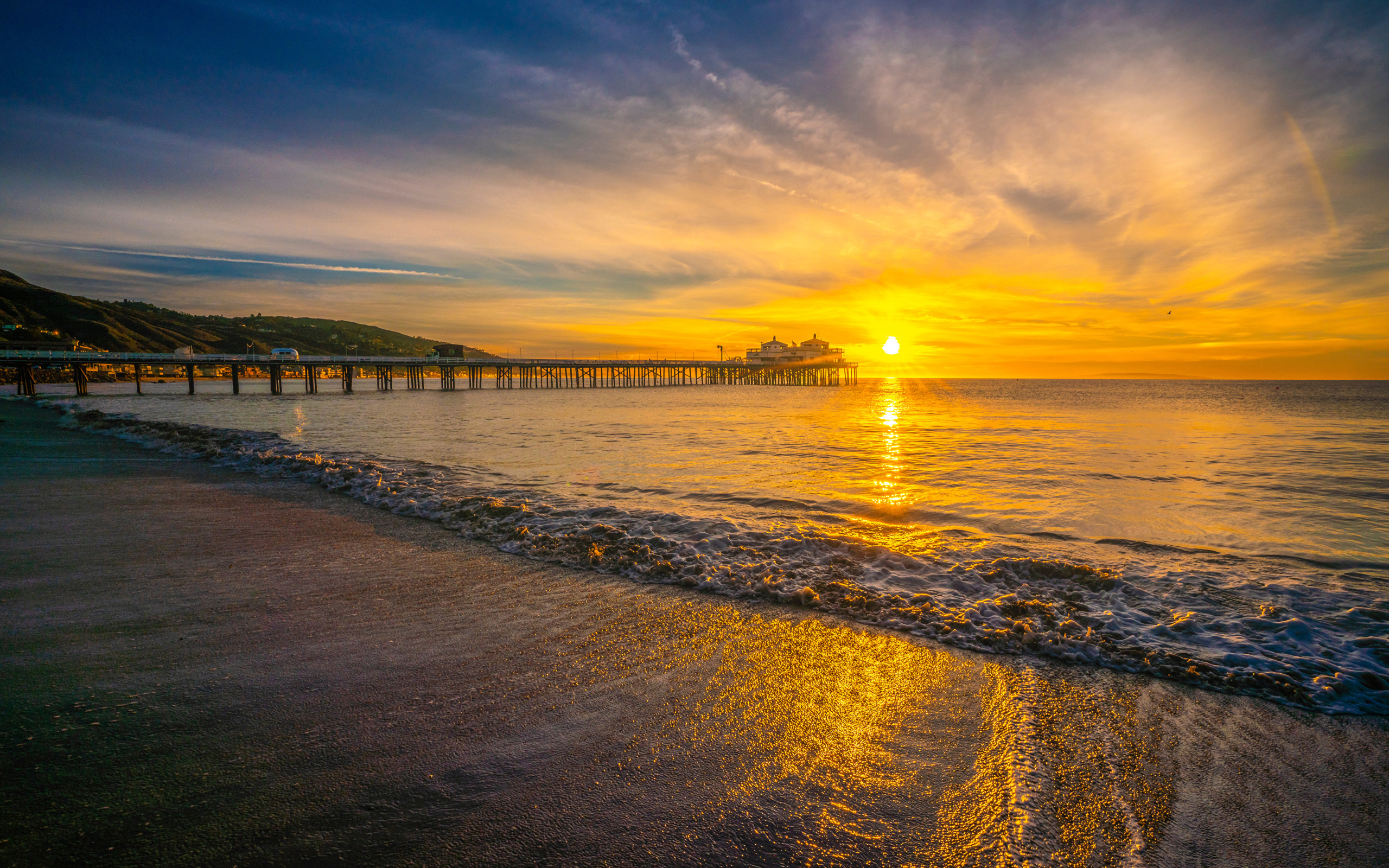 Красивый вид на закат солнца на берегу моря