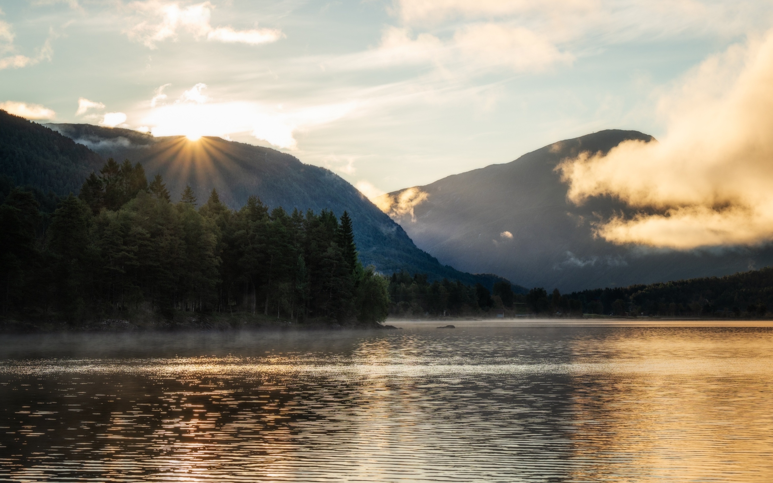 Горы и спокойное озеро на закате солнца