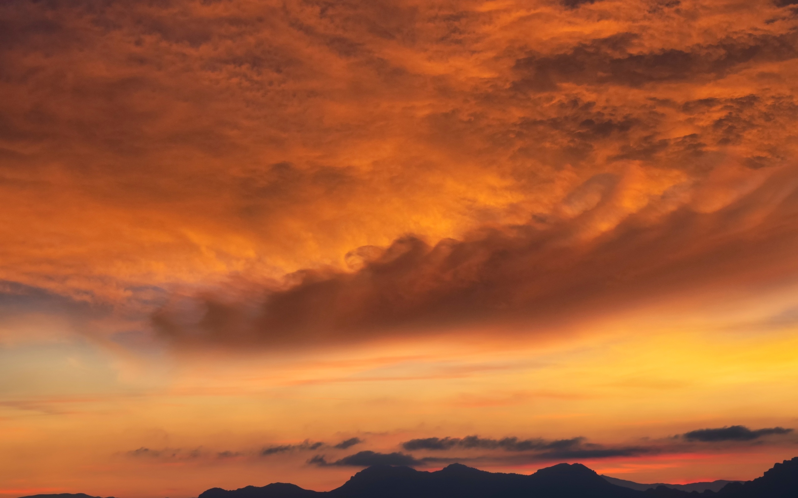Густые облака оранжевого цвета на закате