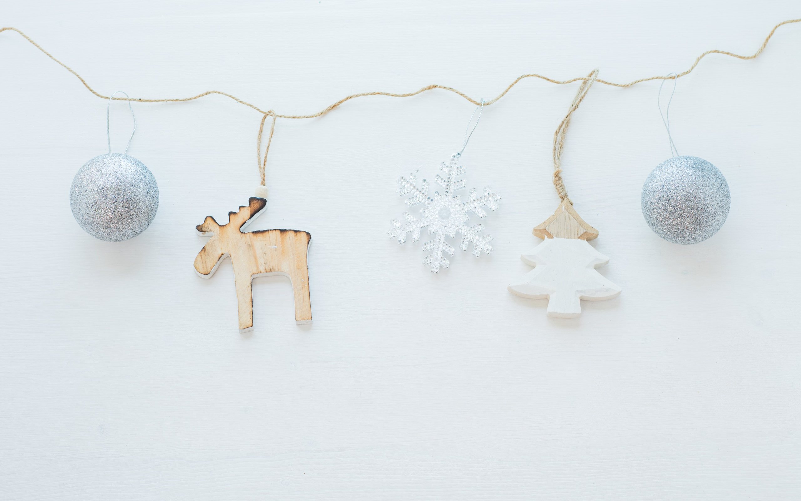 Елочная гирлянда на сером фоне