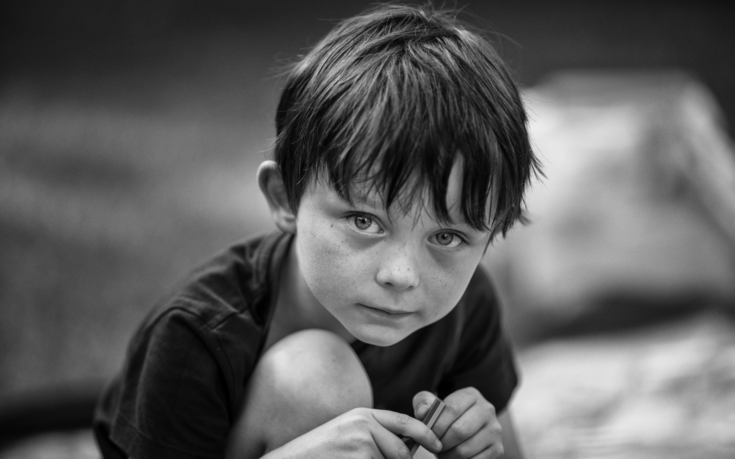 Черное-белое фото маленького мальчика