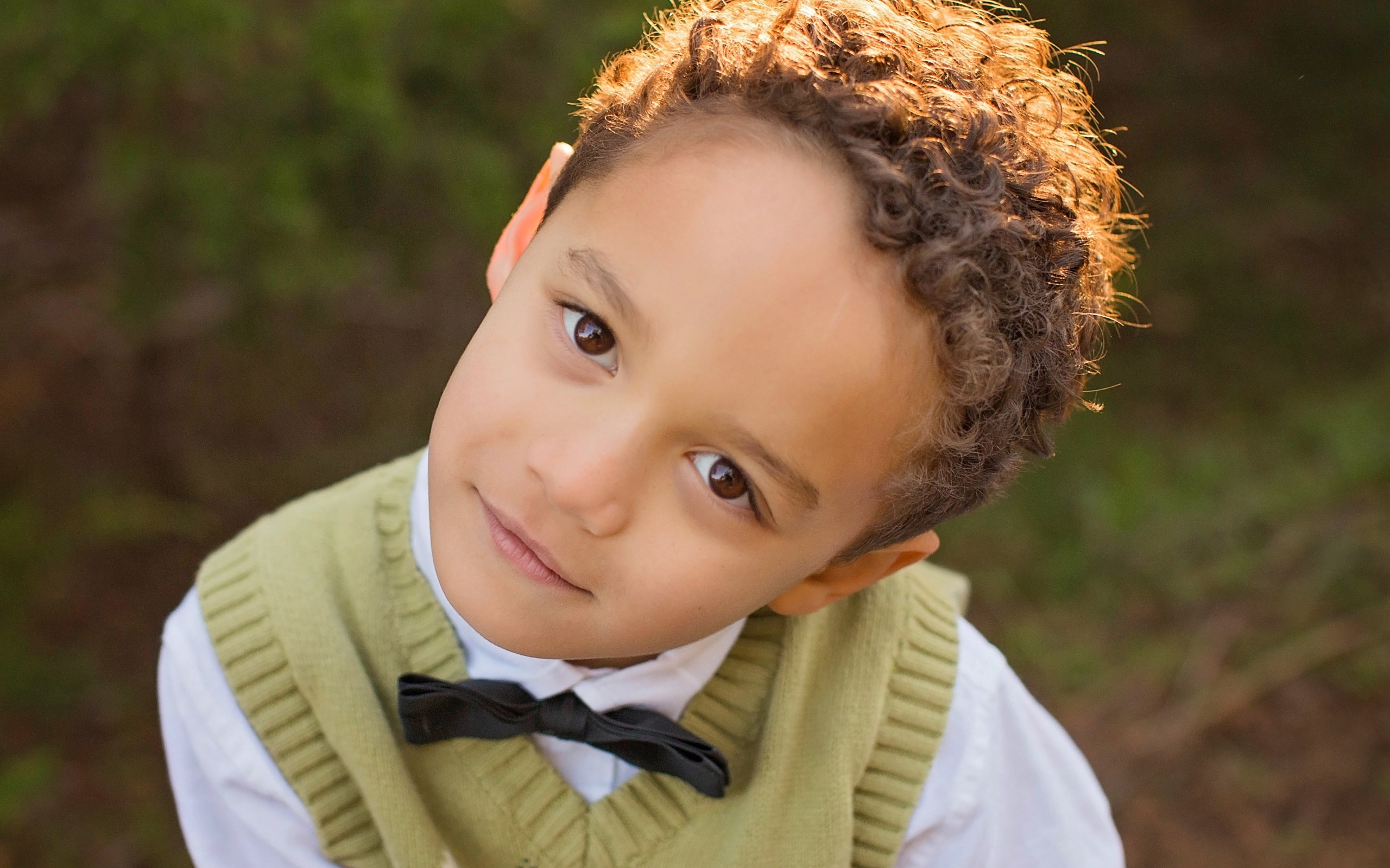 Кареглазый мальчик с кудрявыми волосами