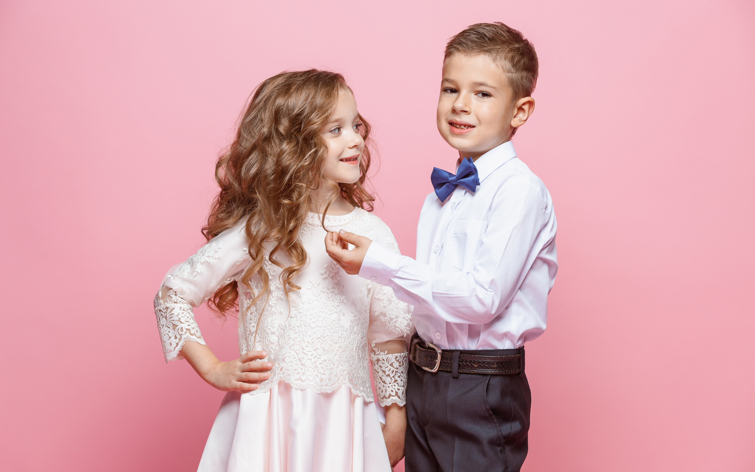 Пара мальчик и девочка на розовом фоне
