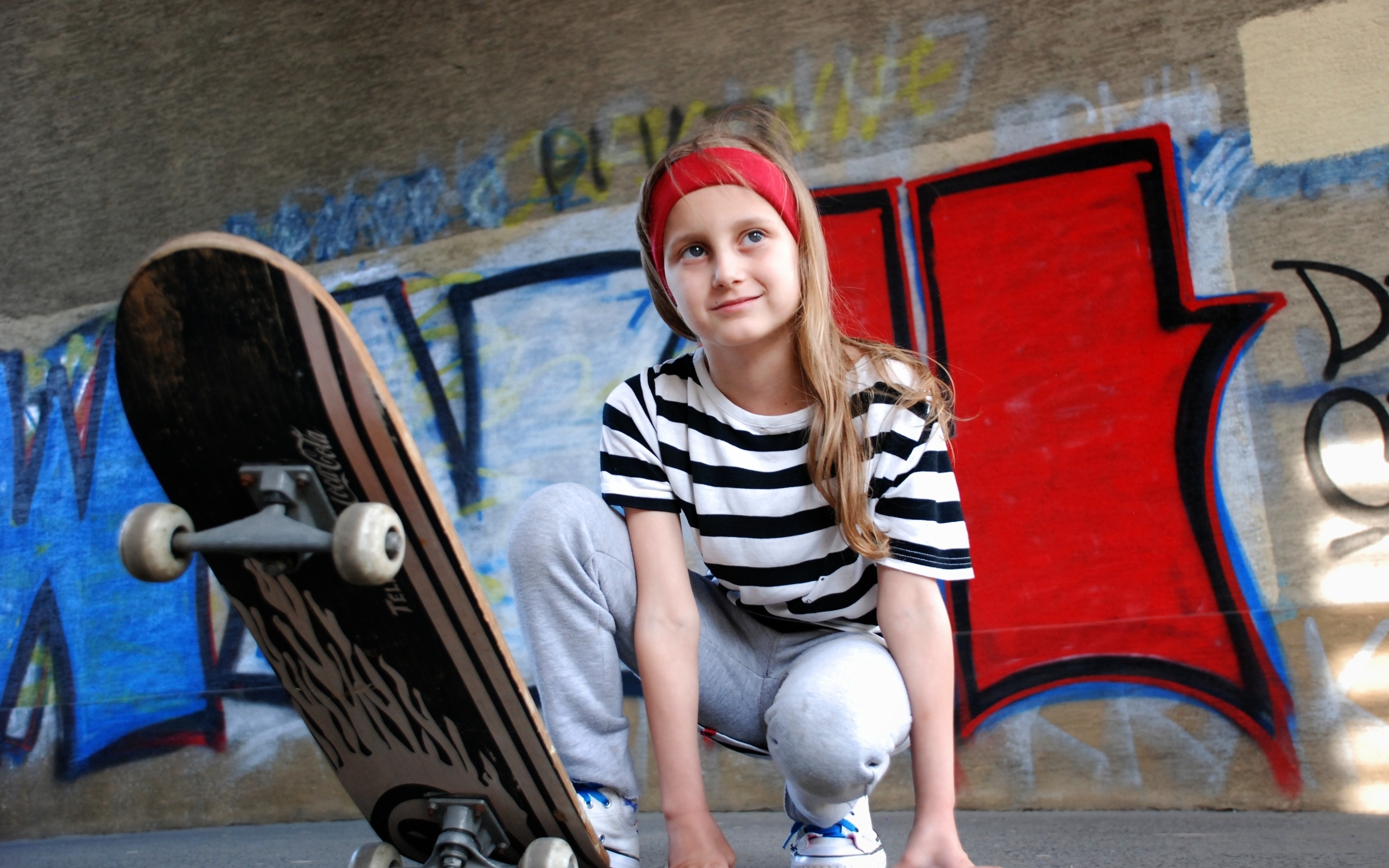 Милая маленькая девочка со скейтбордом