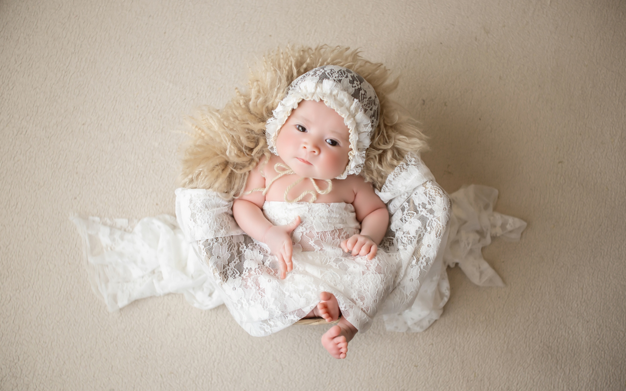 Милый новорожденный ребенок в колыбели 