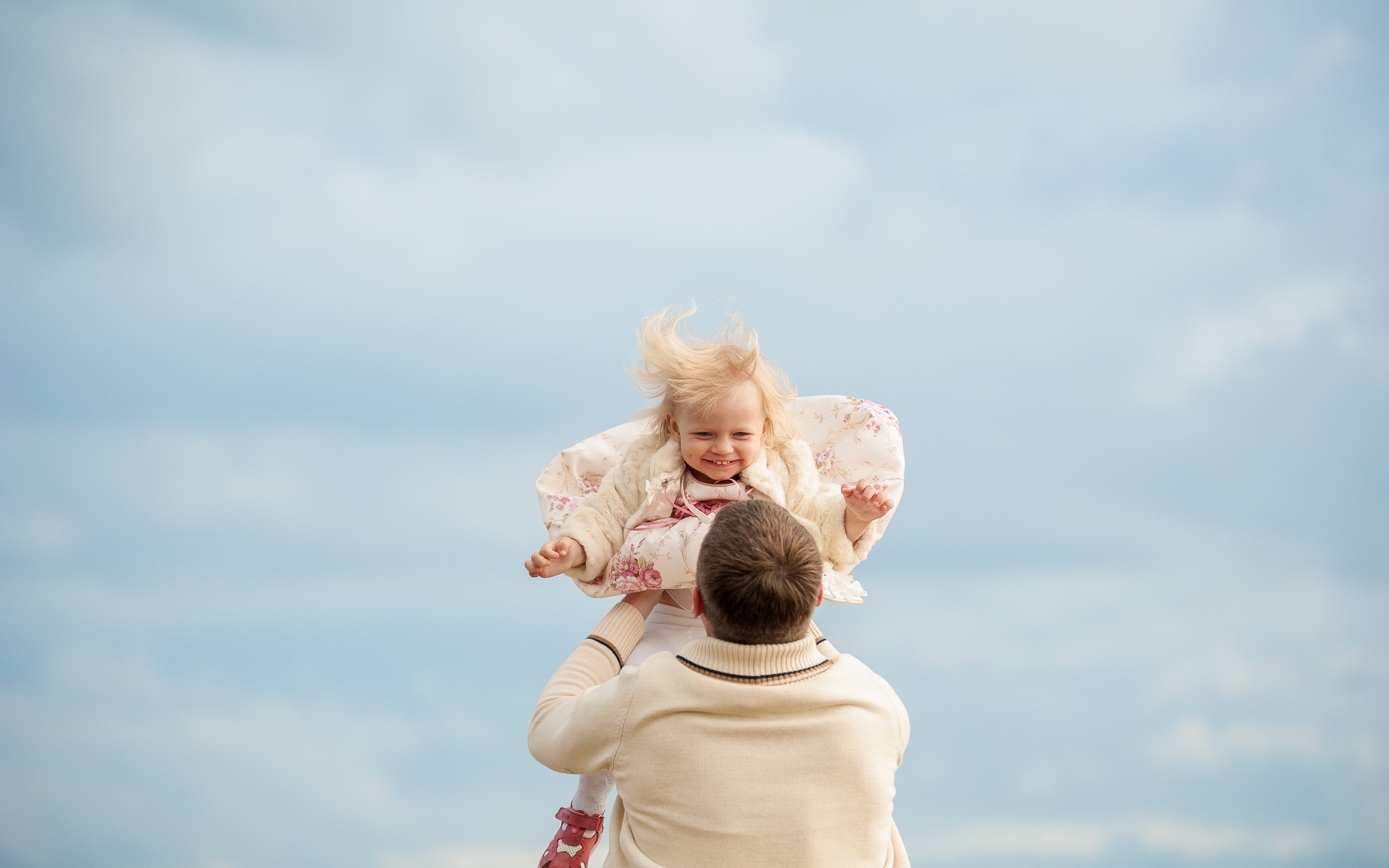 Отец играет с маленькой дочерью 