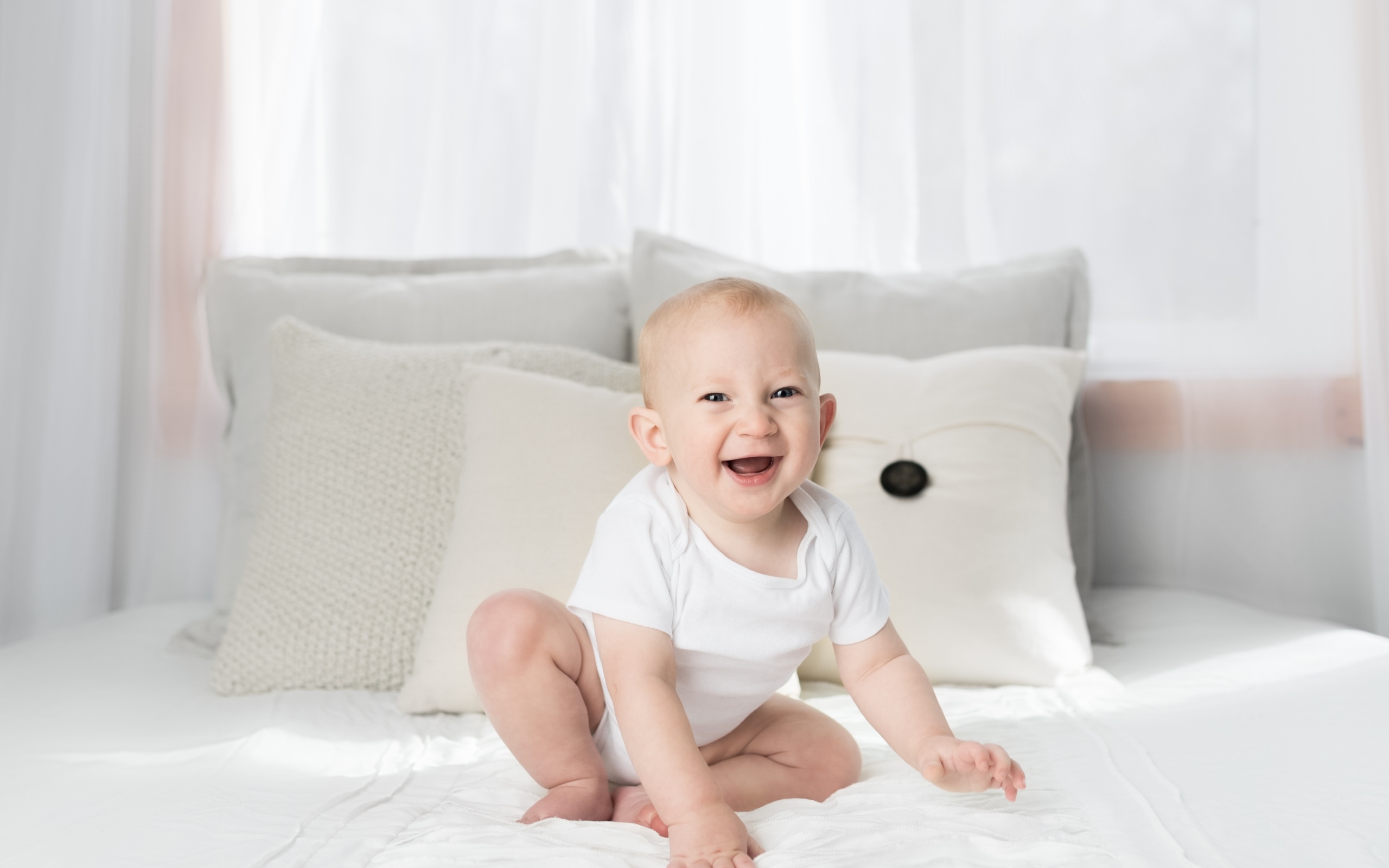 Смешной маленький ребенок на кровати