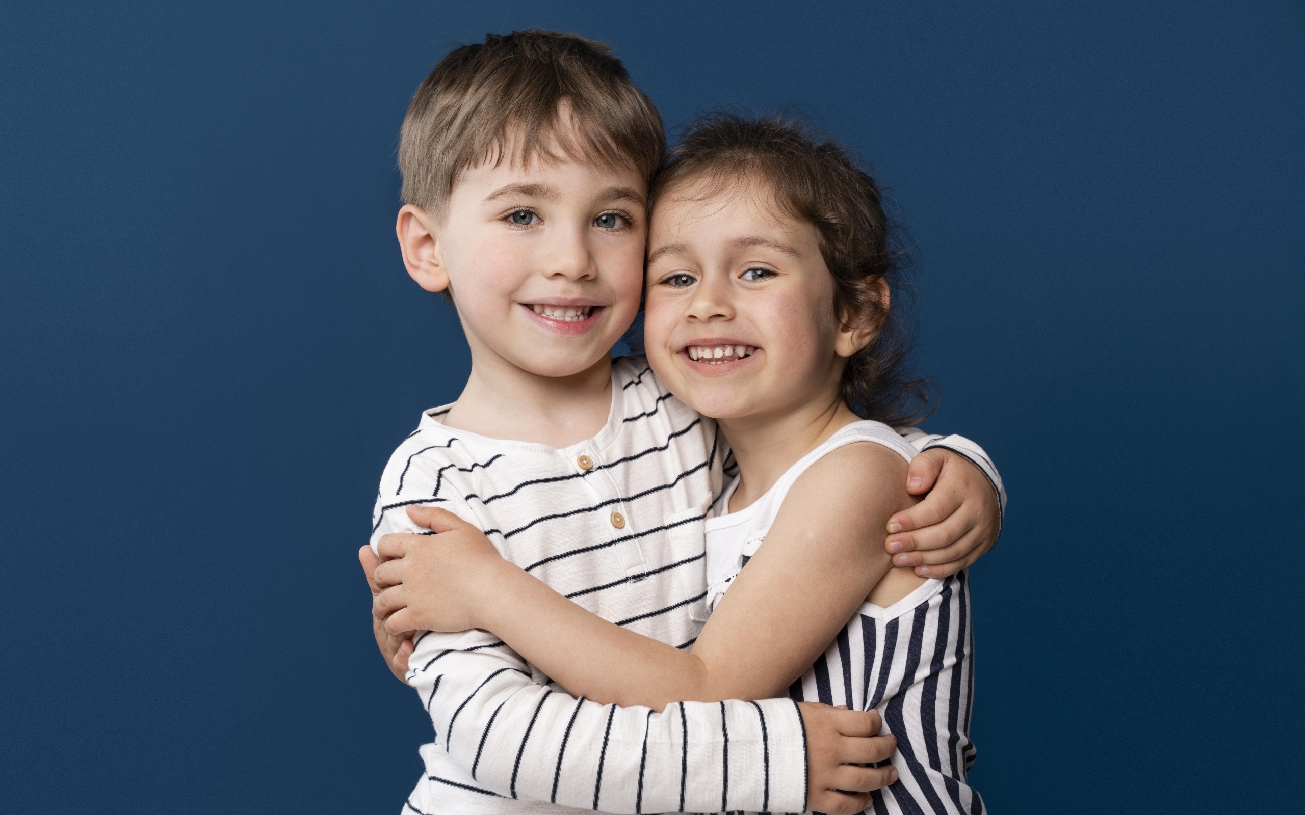 Объятия маленьких брата и сестры