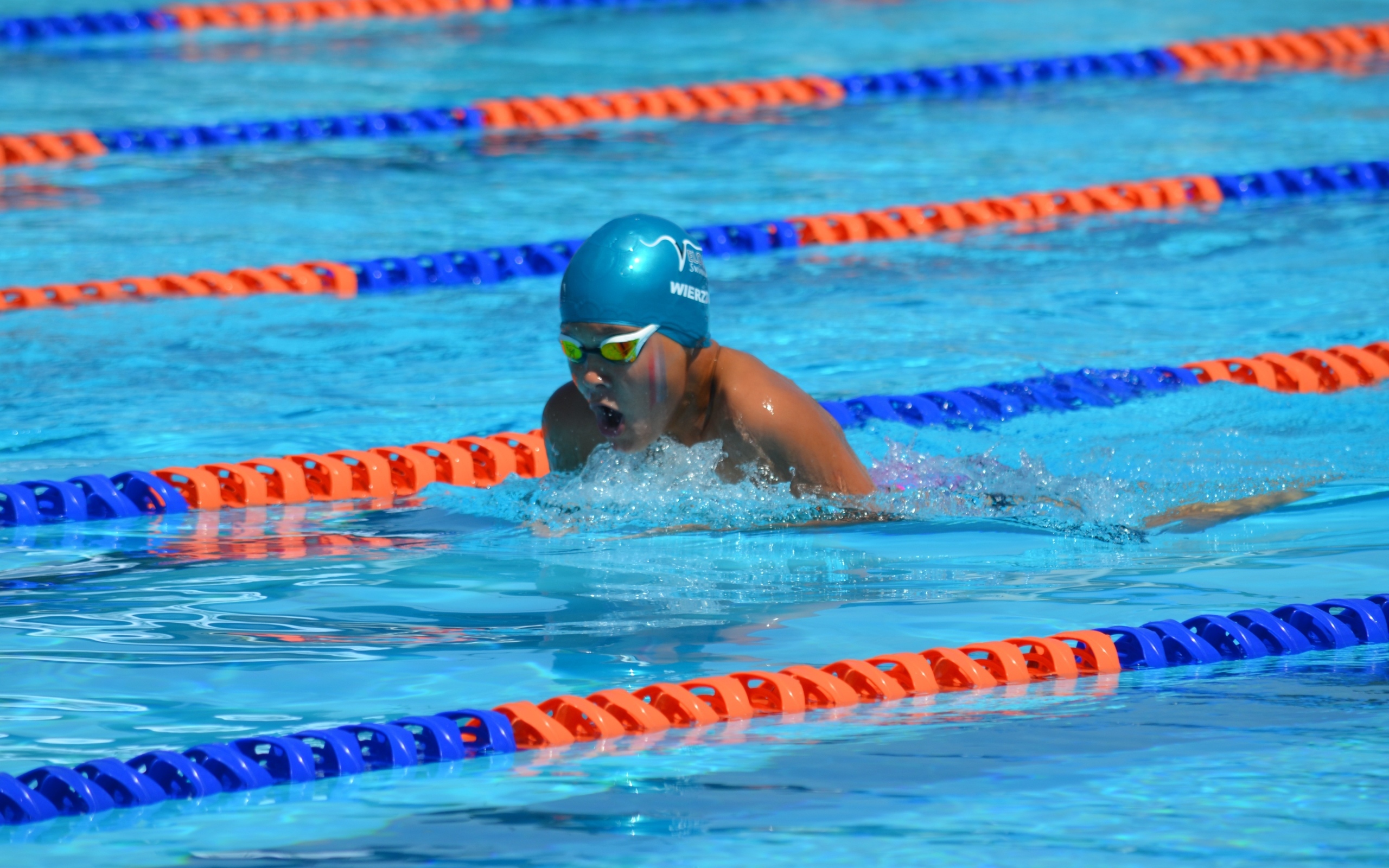 Маленький мальчик пловец в бассейне