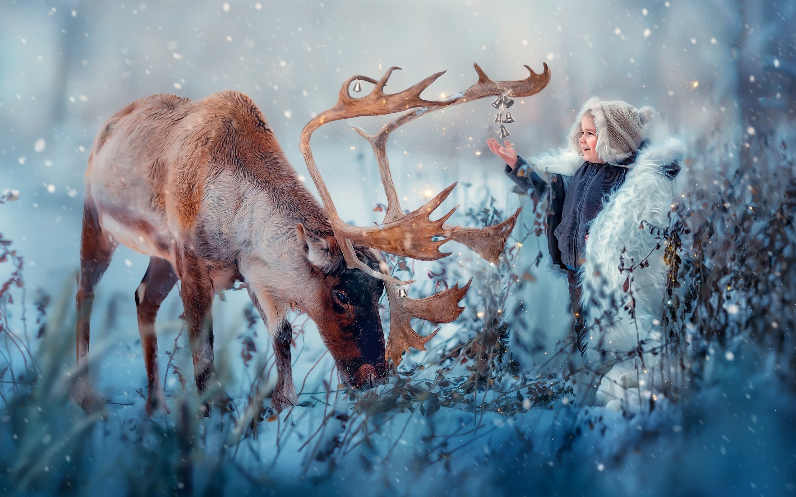 Маленький мальчик с оленем на природе зимой