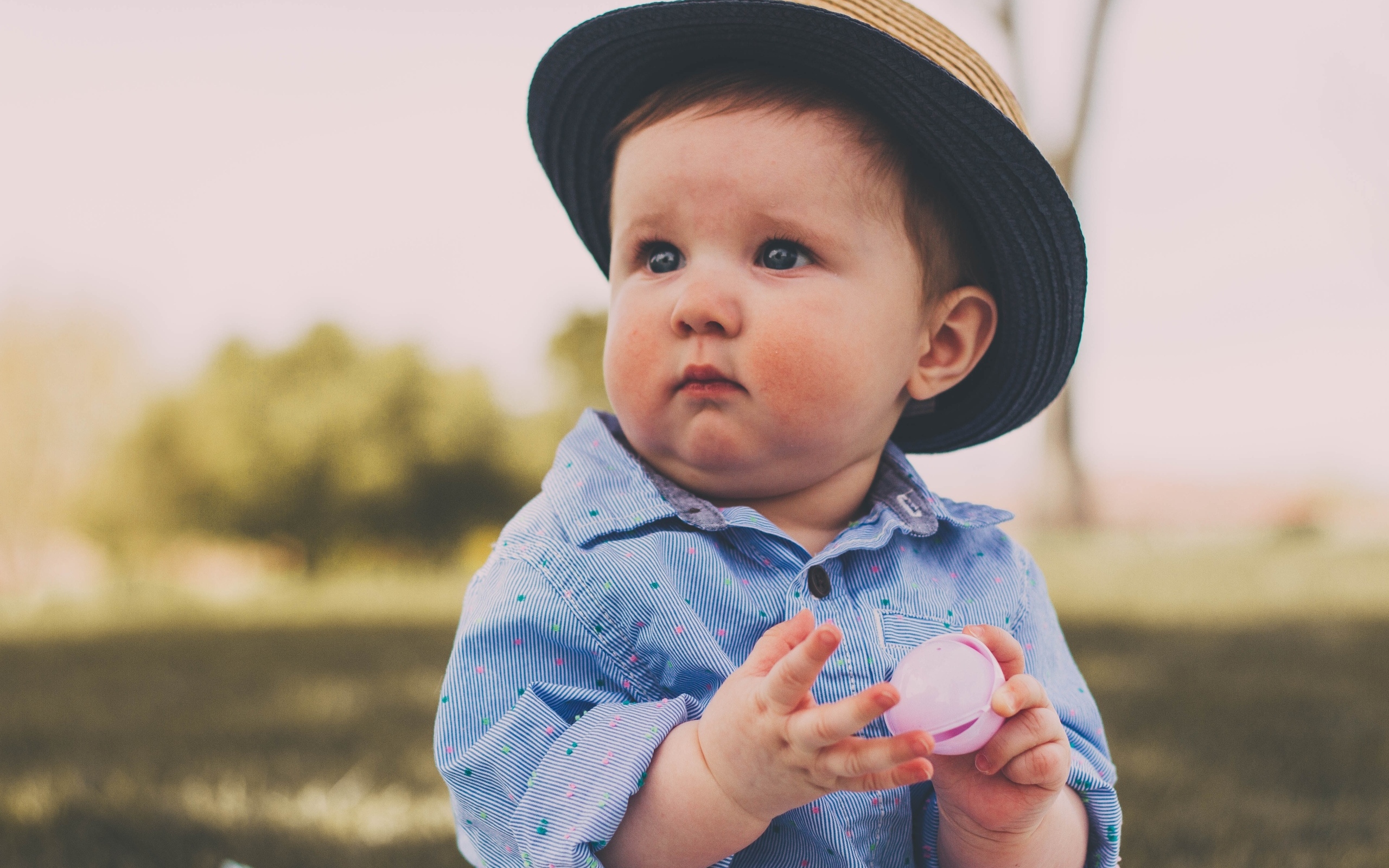 Маленький милый мальчик в шляпе 