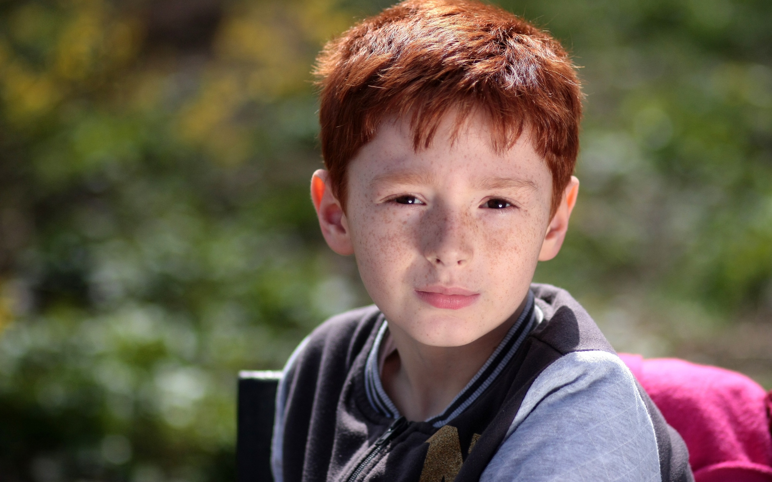 Маленький рыжеволосый мальчик с веснушками на лице