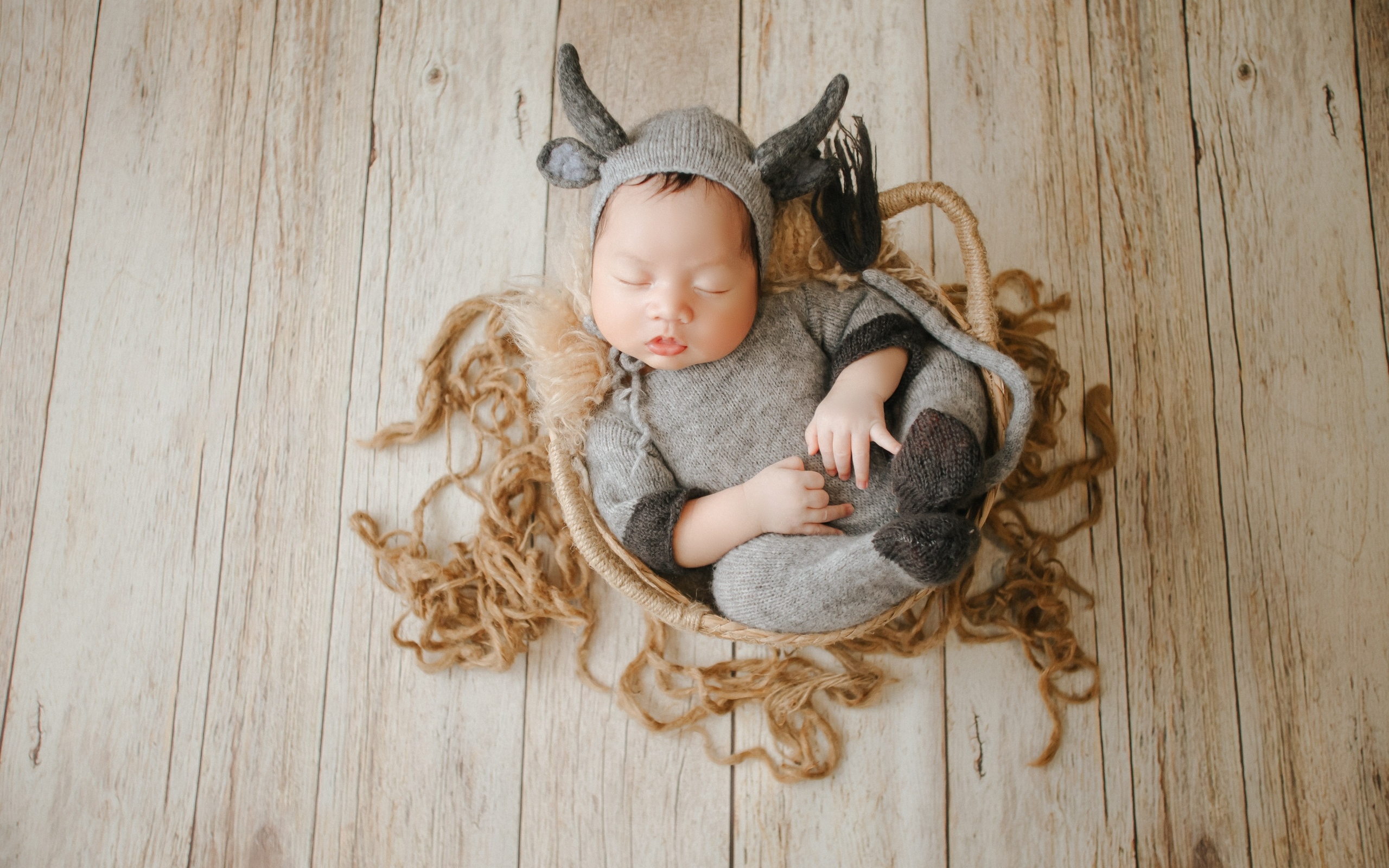 Маленький спящий ребенок в вязаном костюме