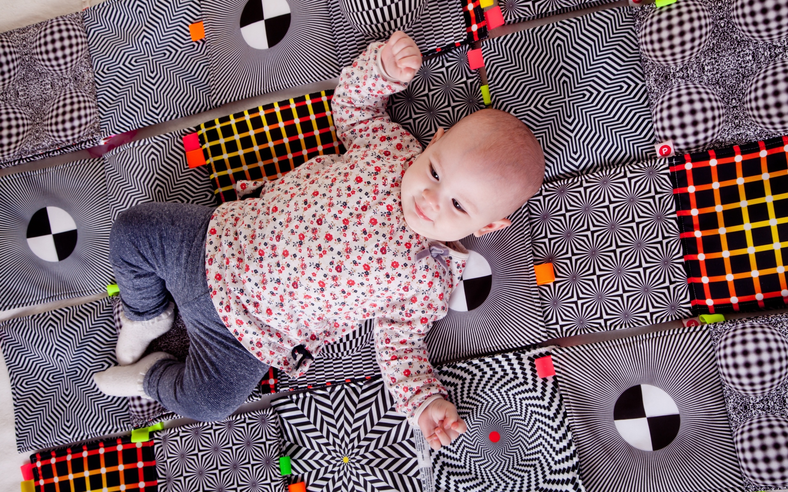 Маленький новорожденный ребенок лежит на одеяле