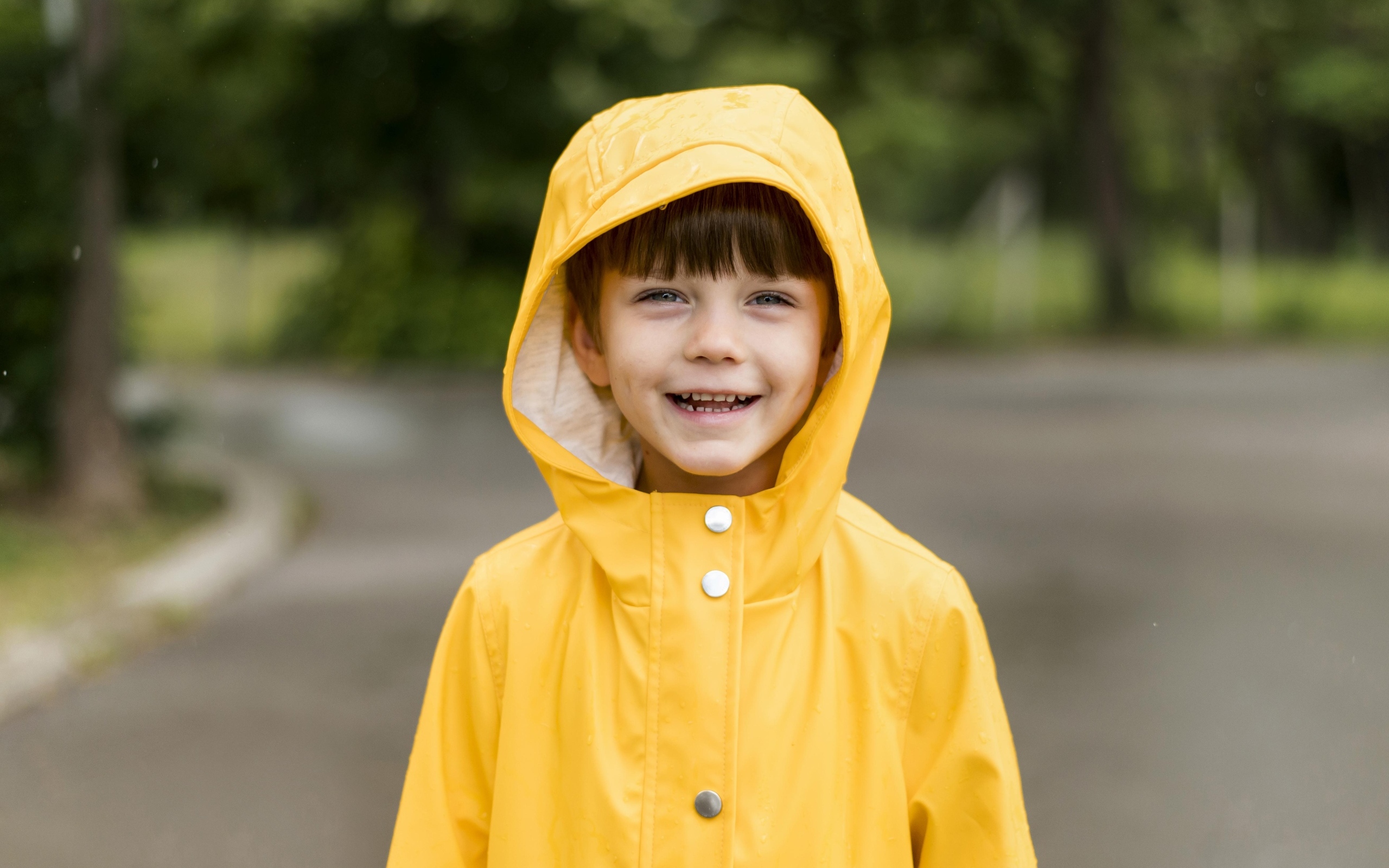 Улыбающийся мальчик в желтой куртке
