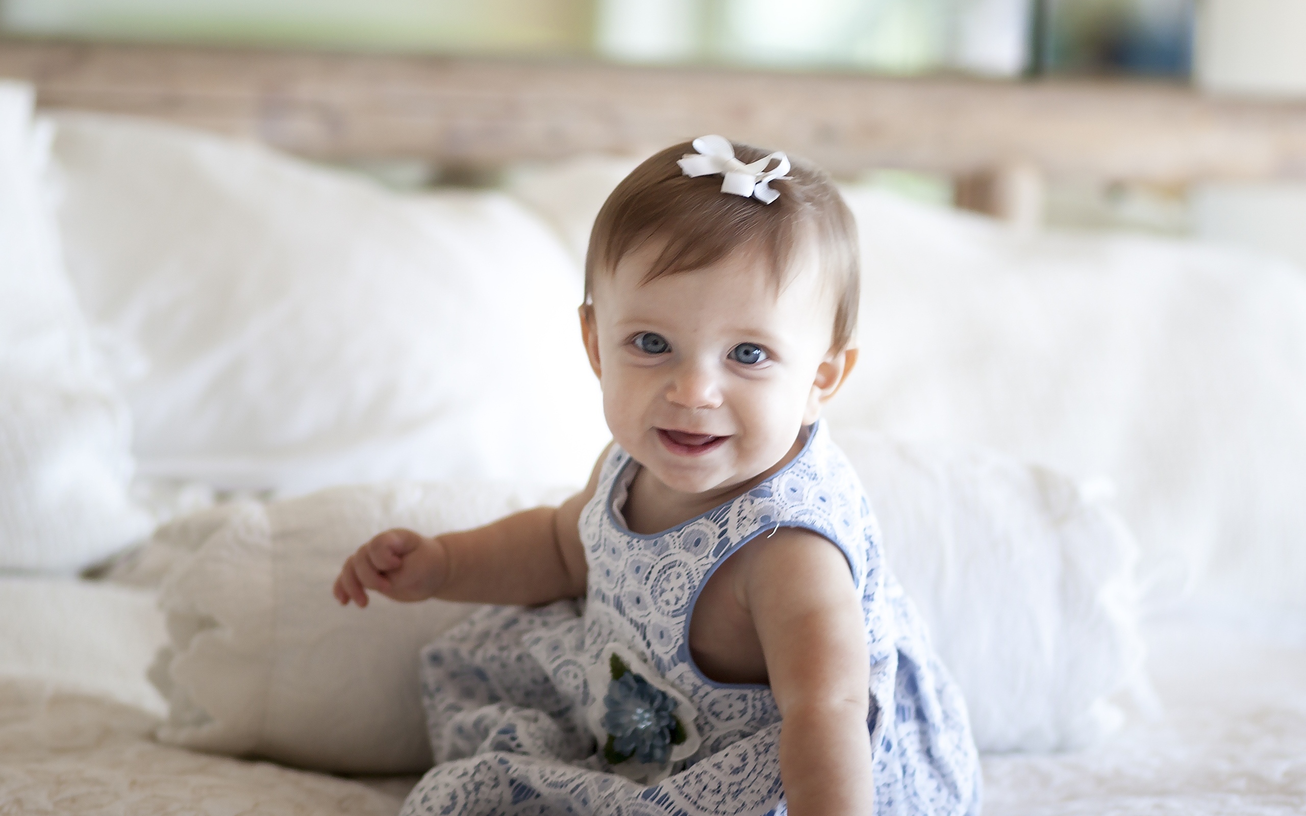 Улыбающаяся маленькая девочка в платье