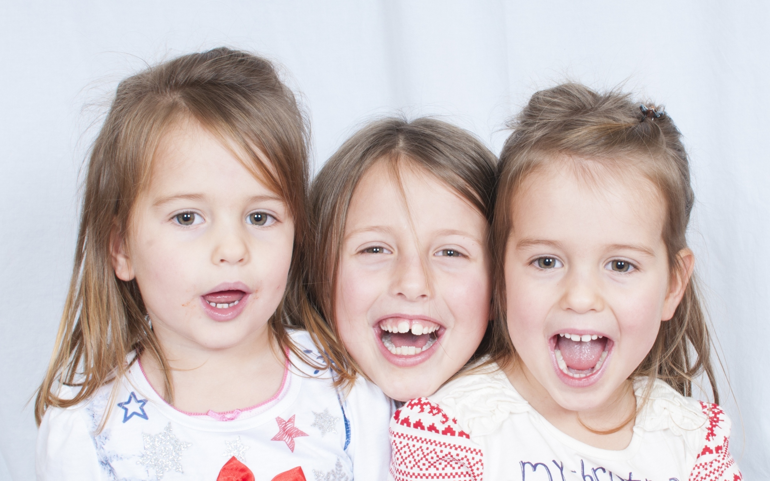 Три веселые улыбающиеся девочки