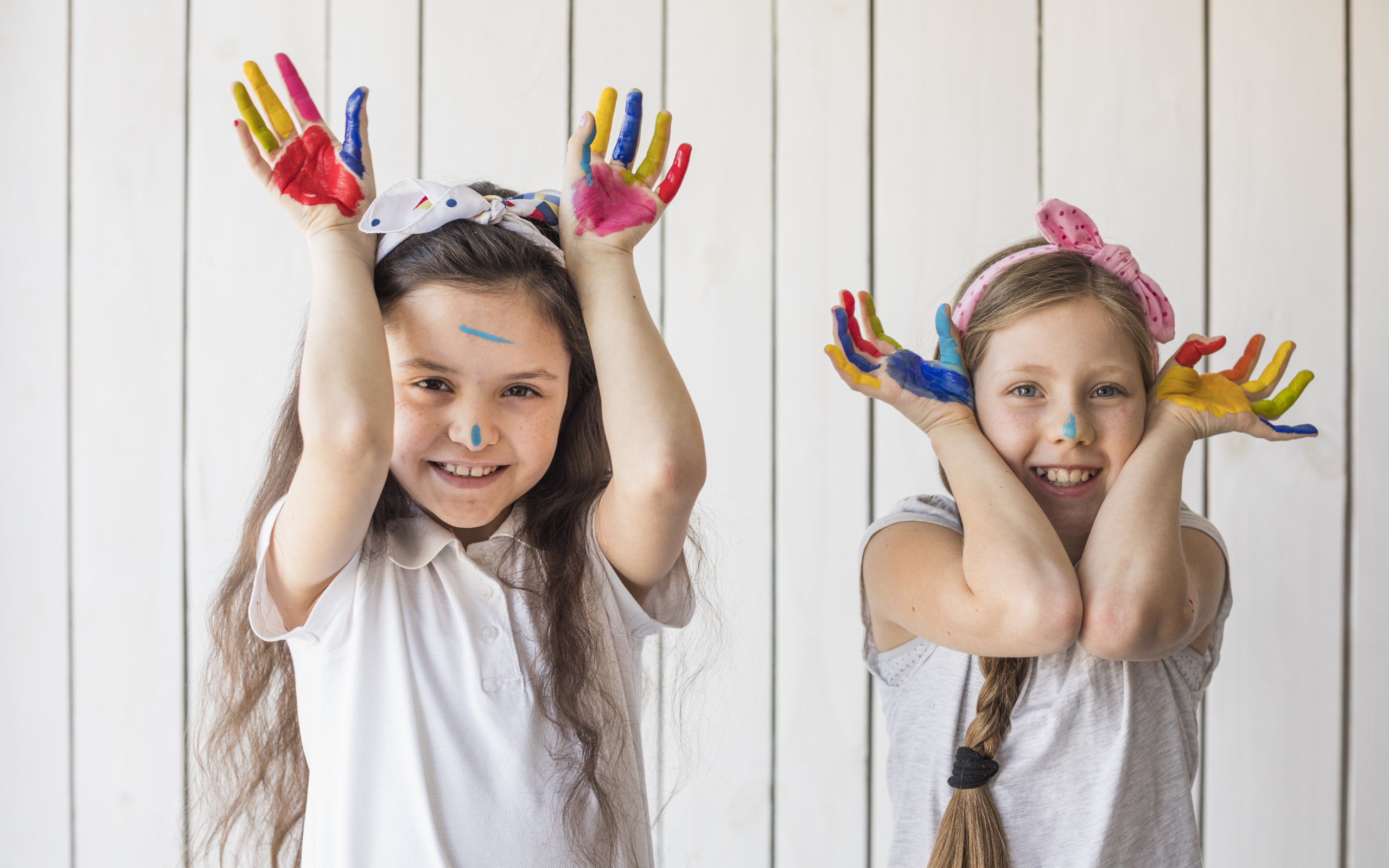 Две маленькие девочки в краске