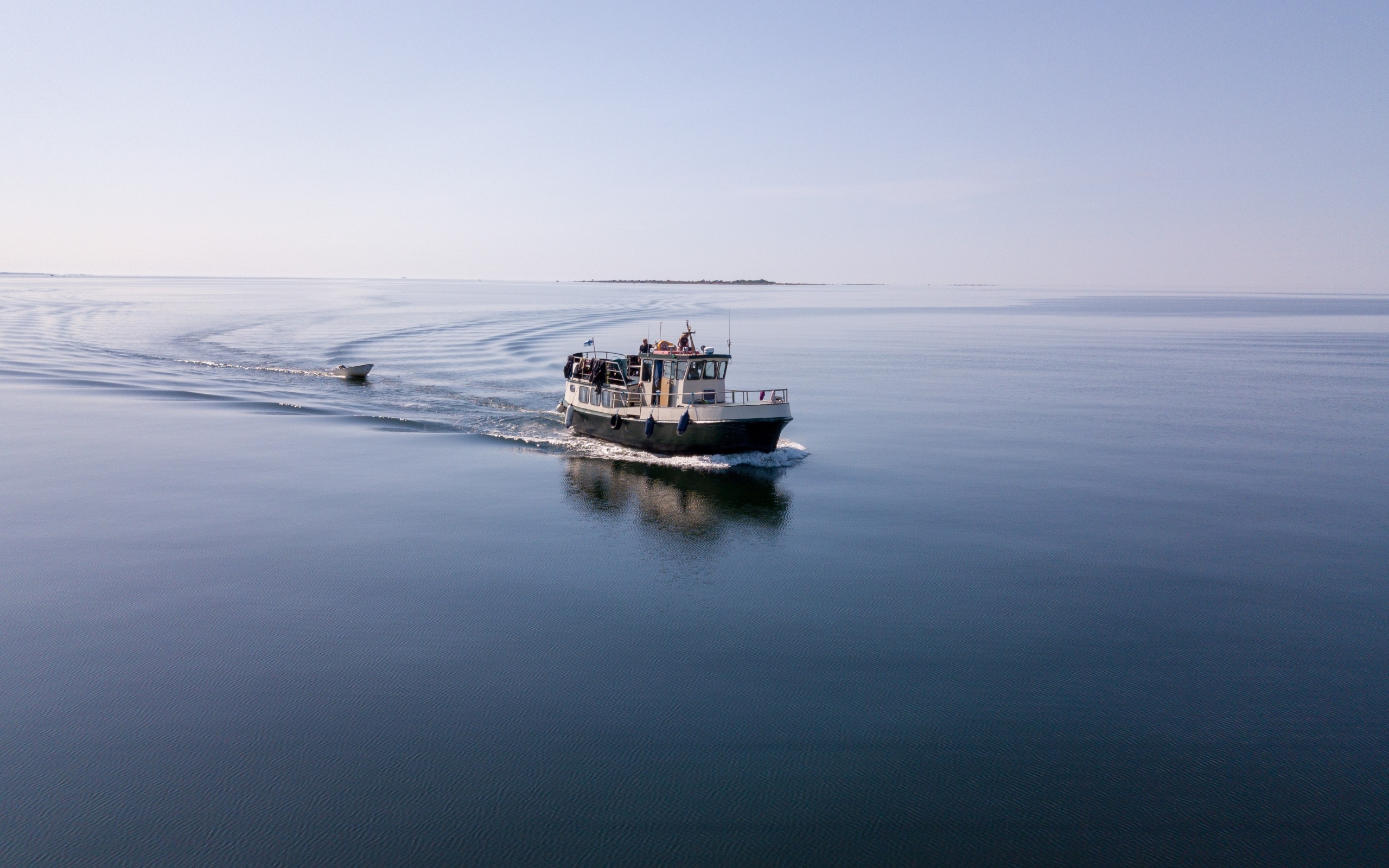 Рыбацкое судно плывет по морю