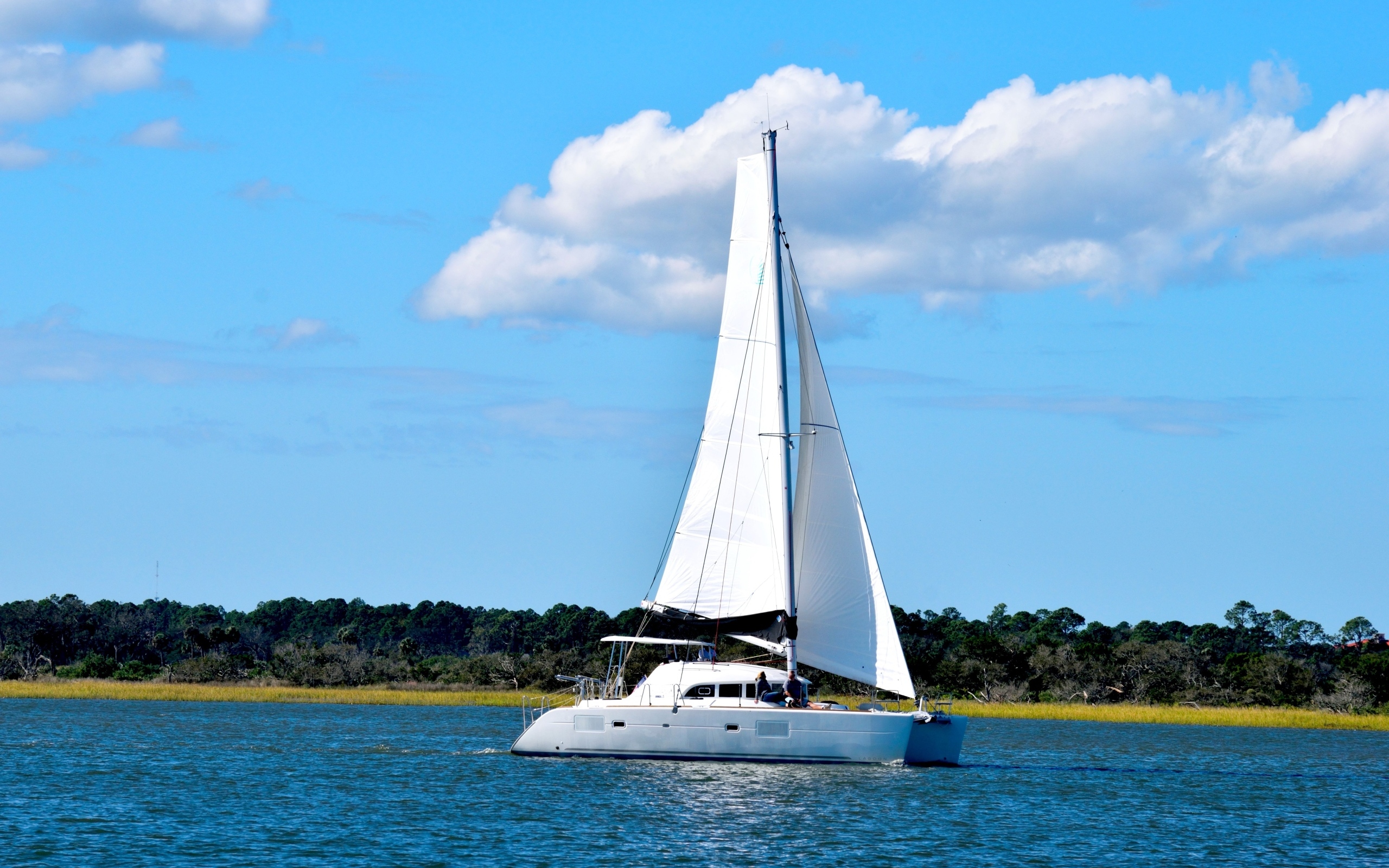 Парусная яхта в море на фоне красивого неба