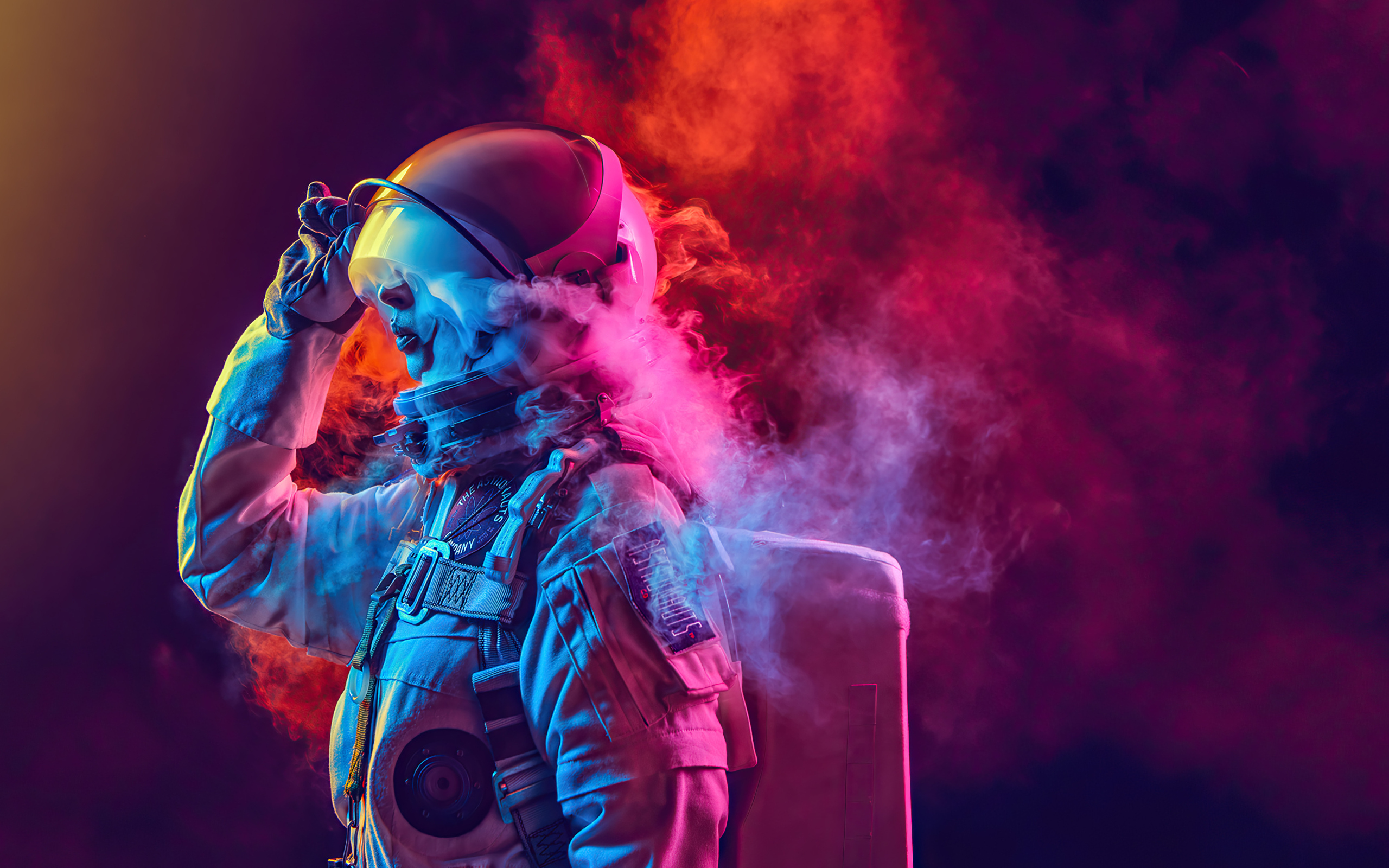 Девушка астронавт в скафандре в дыму