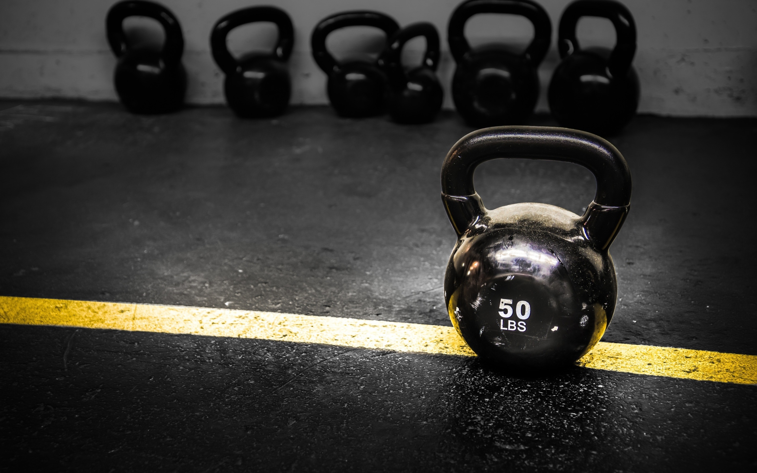 Большая тяжелая гиря в спортзале
